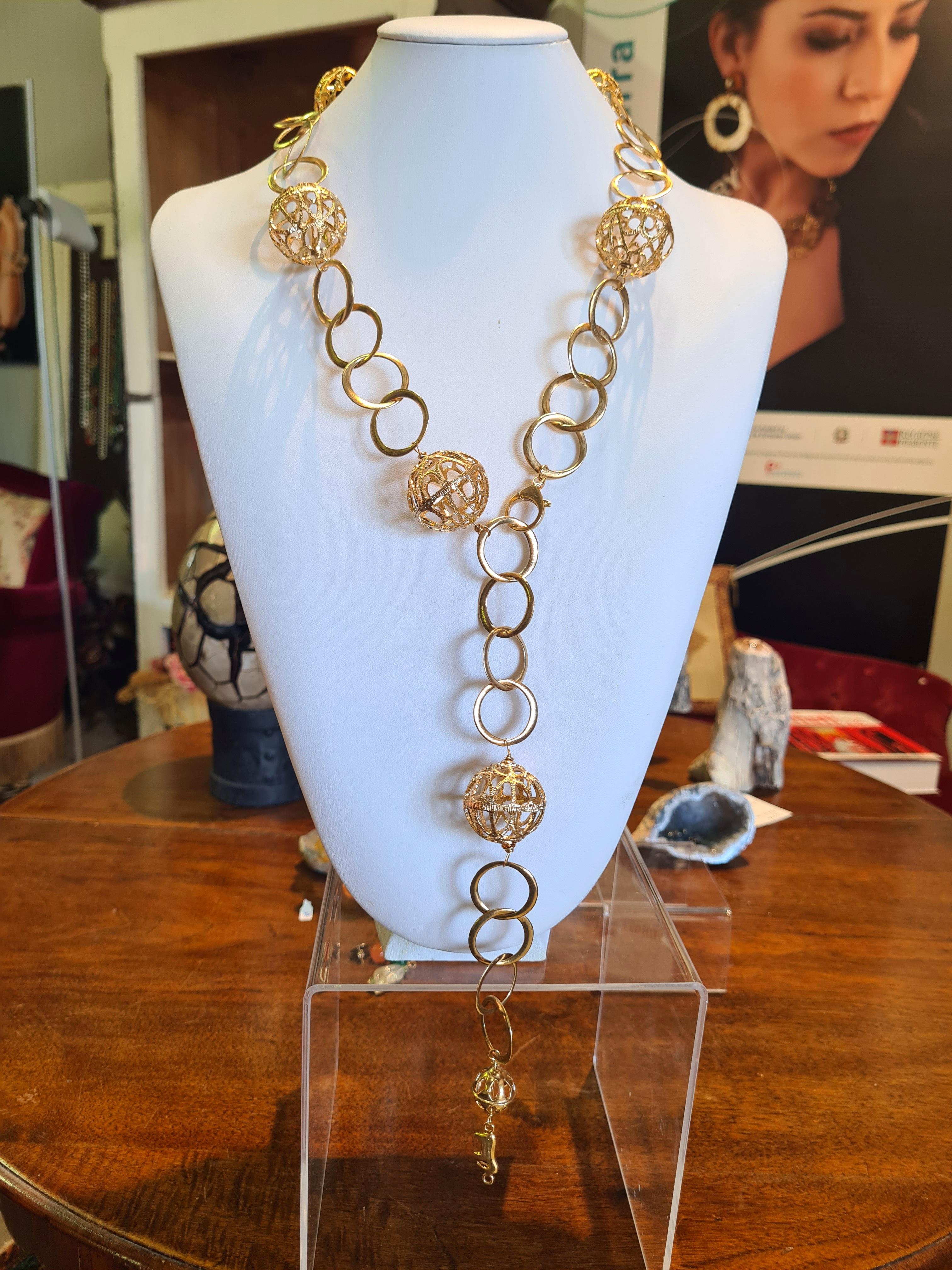 Collana lunga collezione Sfera Disco Traforato preistorico For Sale 3