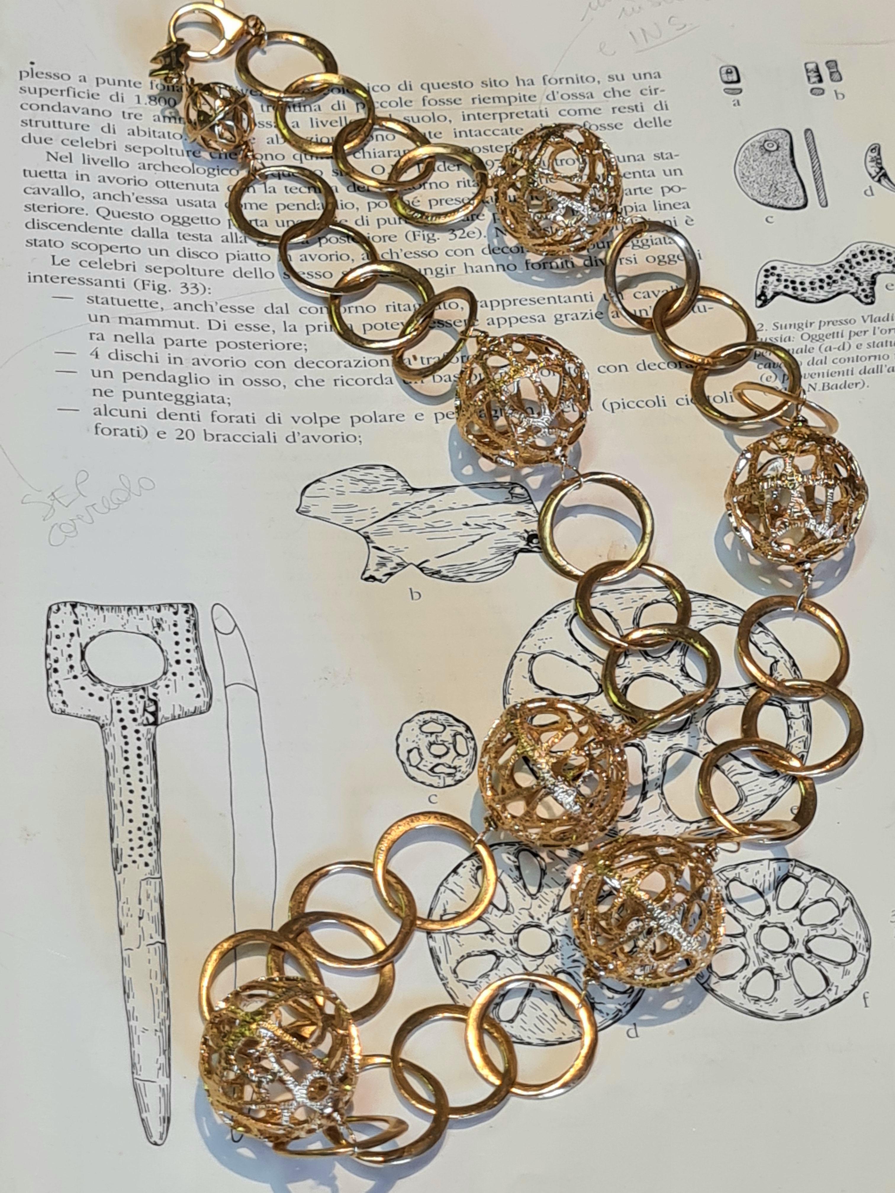 Collana lunga collezione Sfera Disco Traforato preistorico For Sale 4