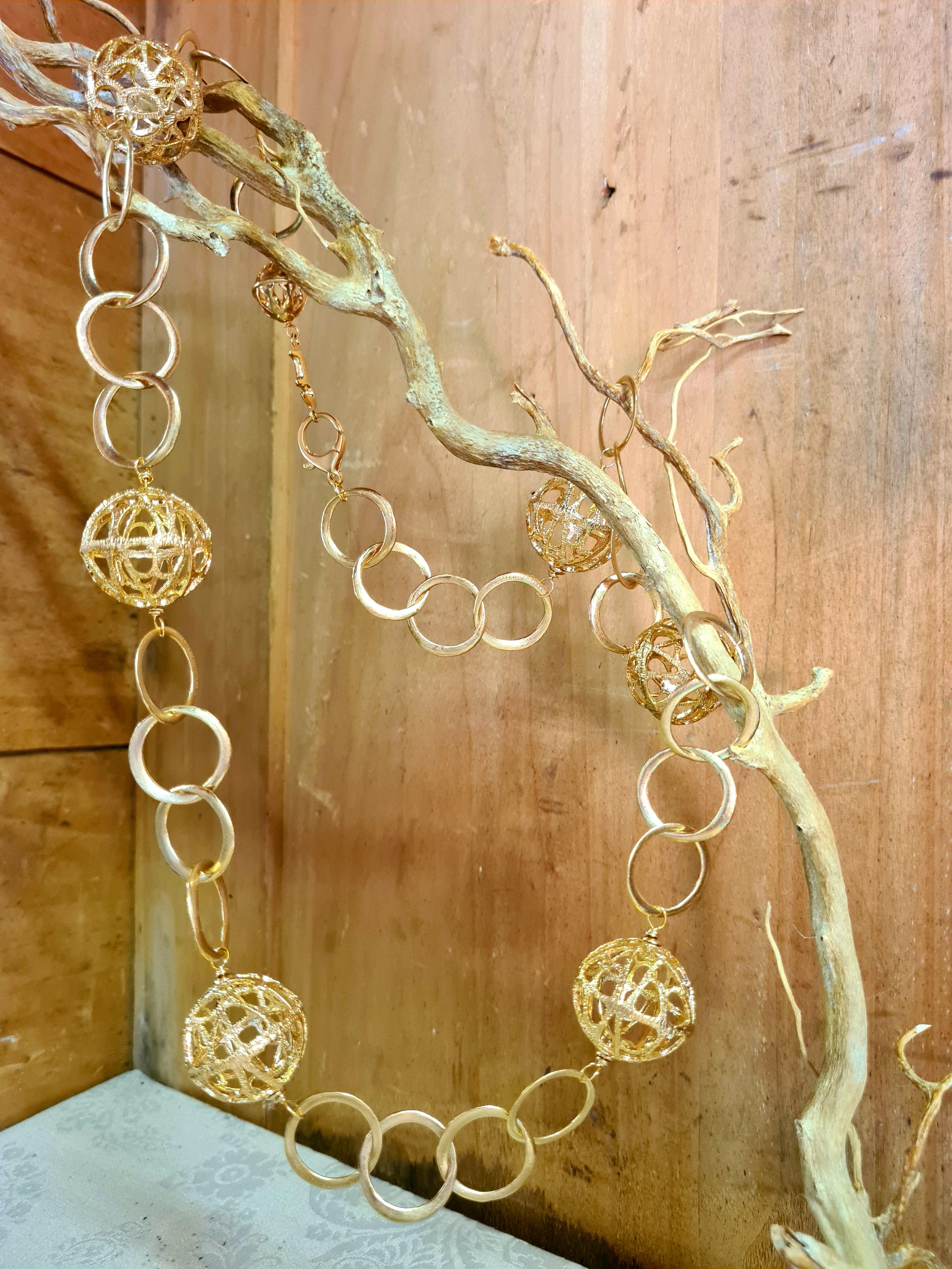 Collana lunga collezione Sfera Disco Traforato preistorico For Sale 5