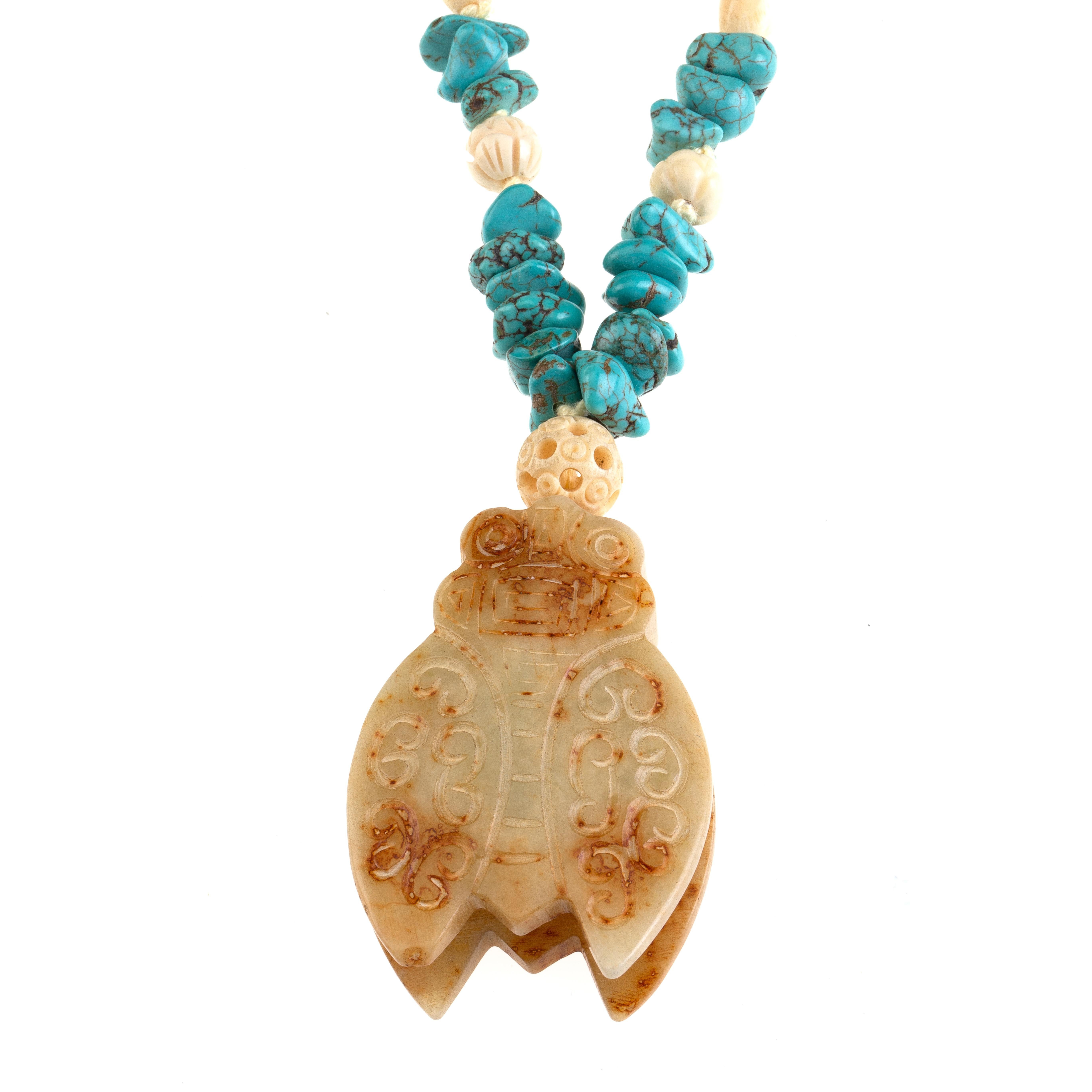 Cet objet très spécial monte une ancienne cigale chinoise  le jade du 18e siècle est un symbole de renaissance, de changement et de renouveau spirituel. C'est donc un beau symbole à offrir à un être cher. Ils complètent les turquoises en pierre, 