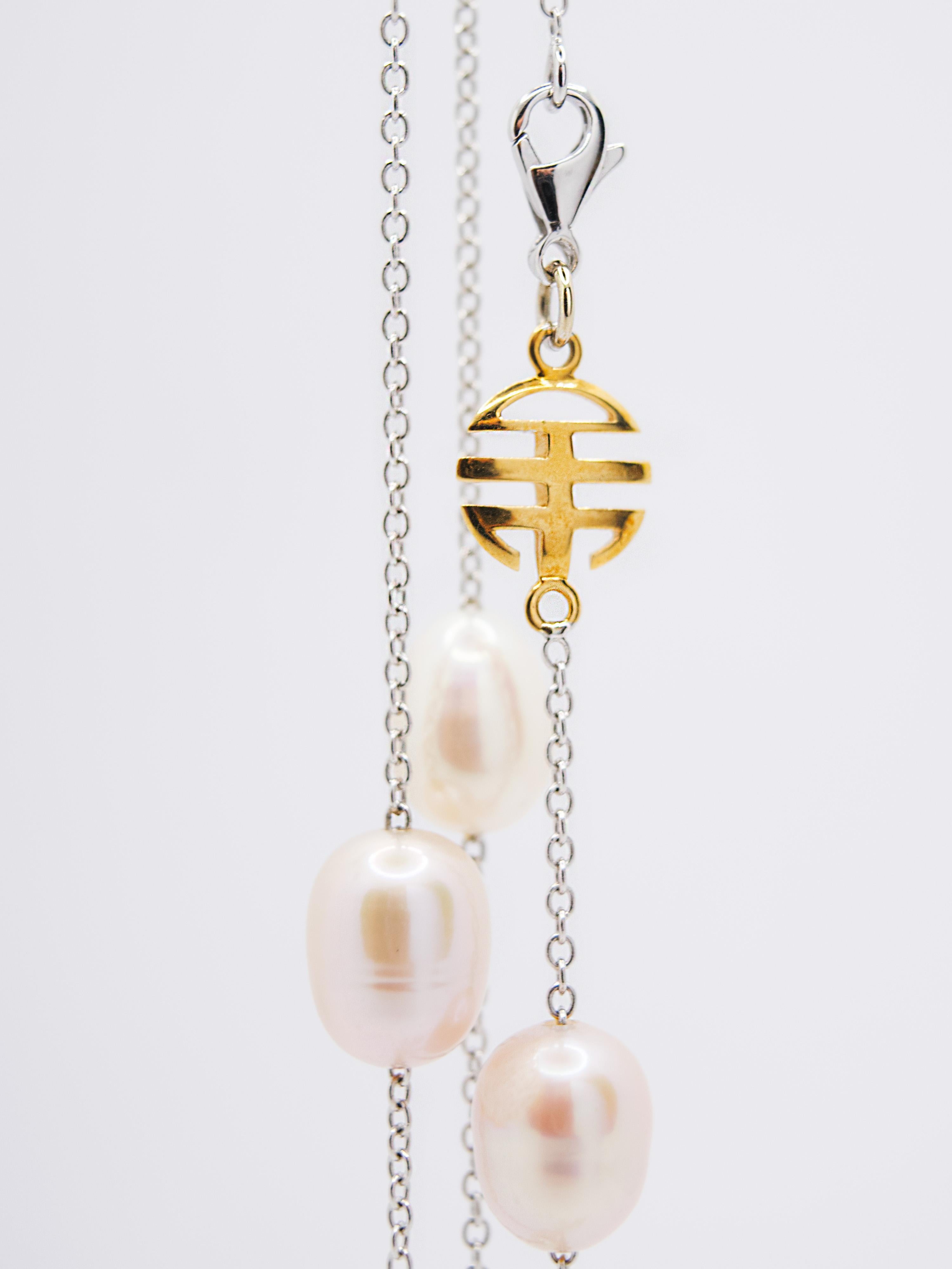 Magnifique collier d'une longueur de 1,80 cm composé d'une chaîne rollo en or blanc 18 Kt avec le symbole du fabricant ( MIMì ) en or rose 18 Kt.
Son poids total est de 40,50 g
La chaîne est parsemée de perles rondes et ovales de différentes
