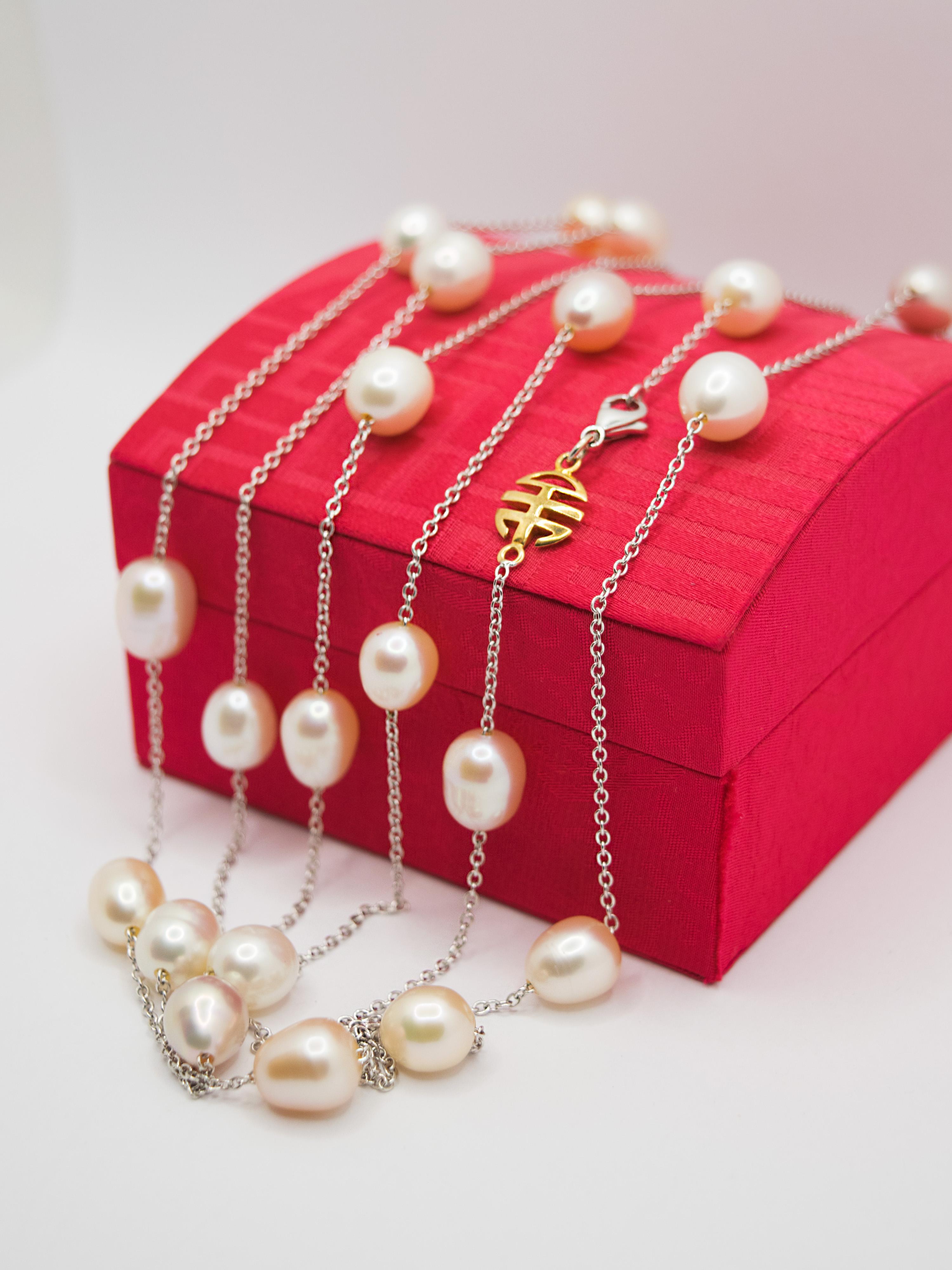 Weißgold und rosa Perlen, weiße Perlen und gelbe Perlen Lange Halskette (Oval Cut) im Angebot