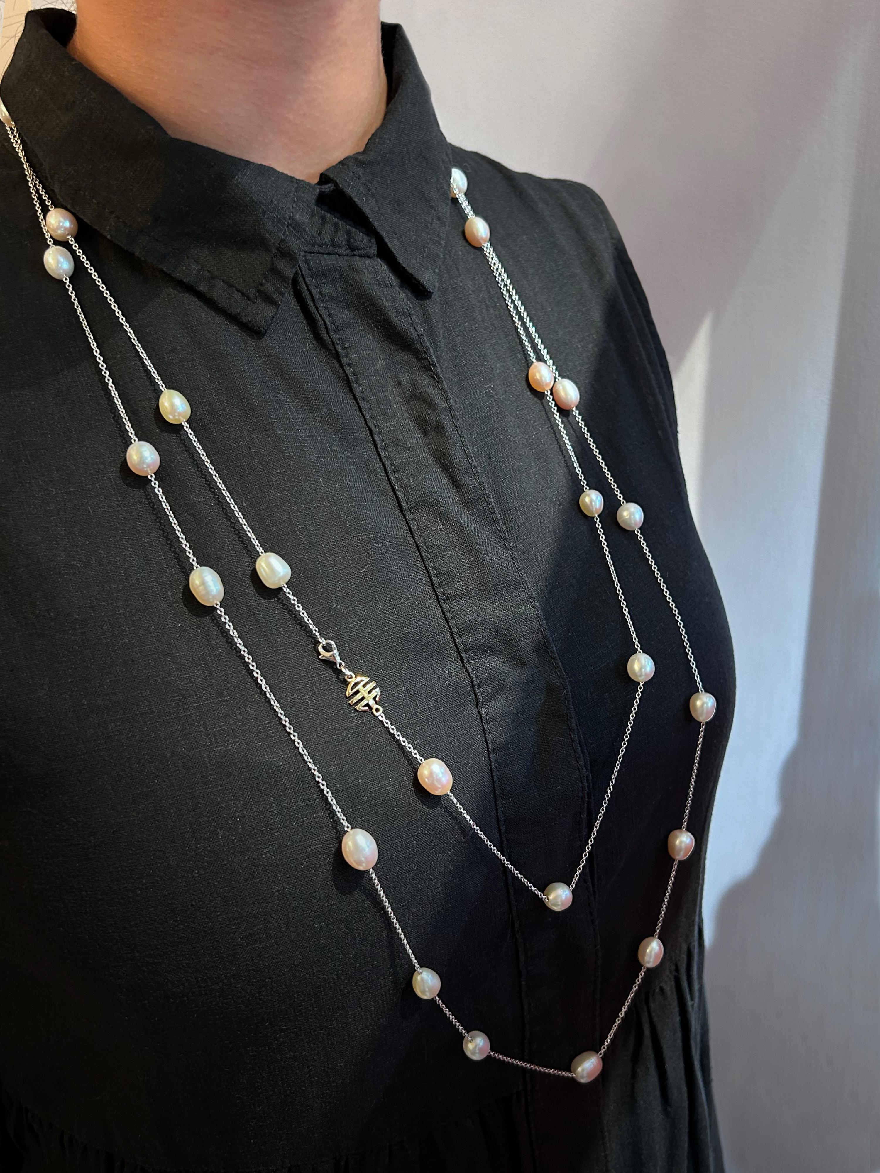 Weißgold und rosa Perlen, weiße Perlen und gelbe Perlen Lange Halskette für Damen oder Herren im Angebot