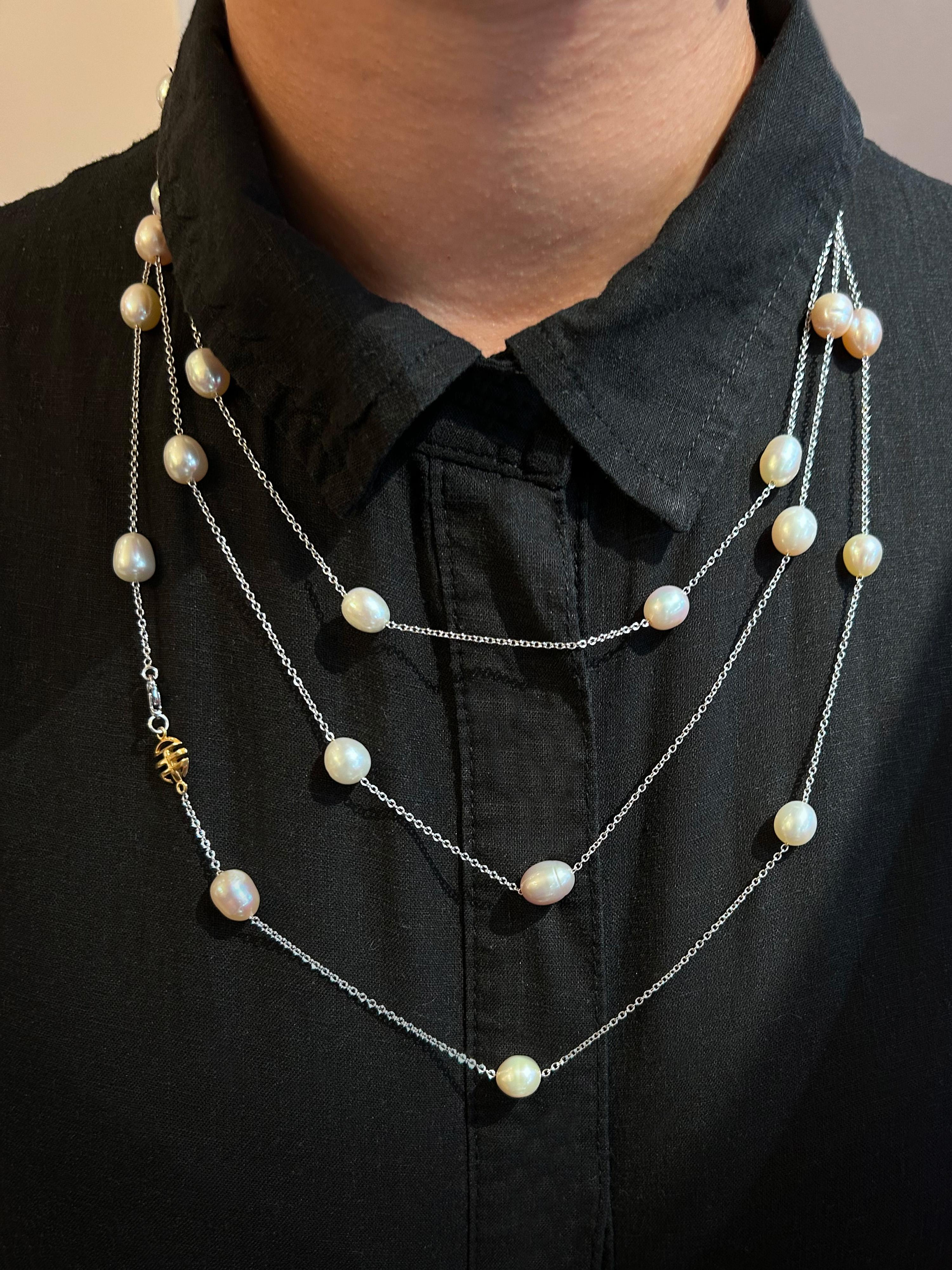 Weißgold und rosa Perlen, weiße Perlen und gelbe Perlen Lange Halskette im Angebot 1