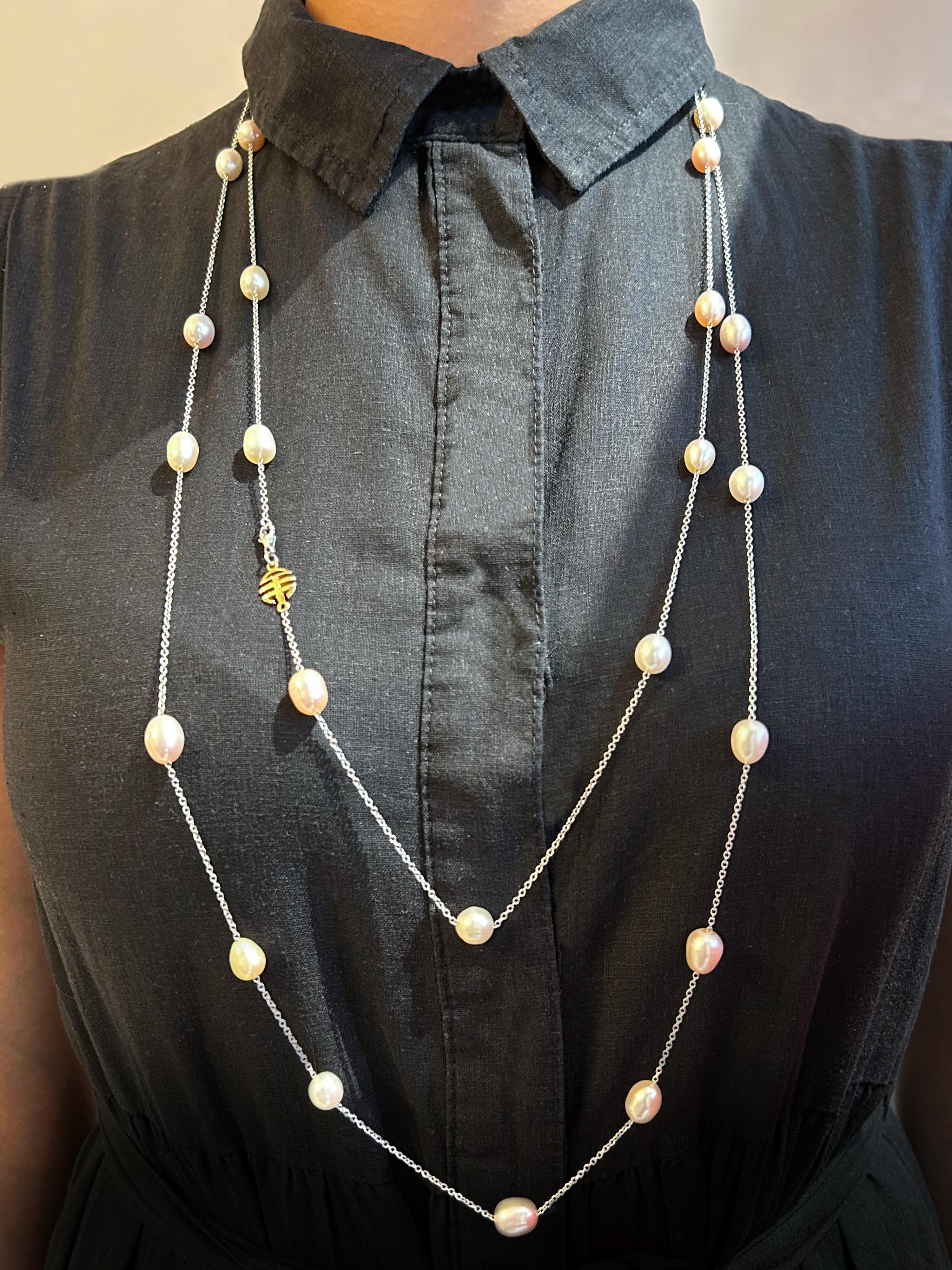 Weißgold und rosa Perlen, weiße Perlen und gelbe Perlen Lange Halskette im Angebot 2