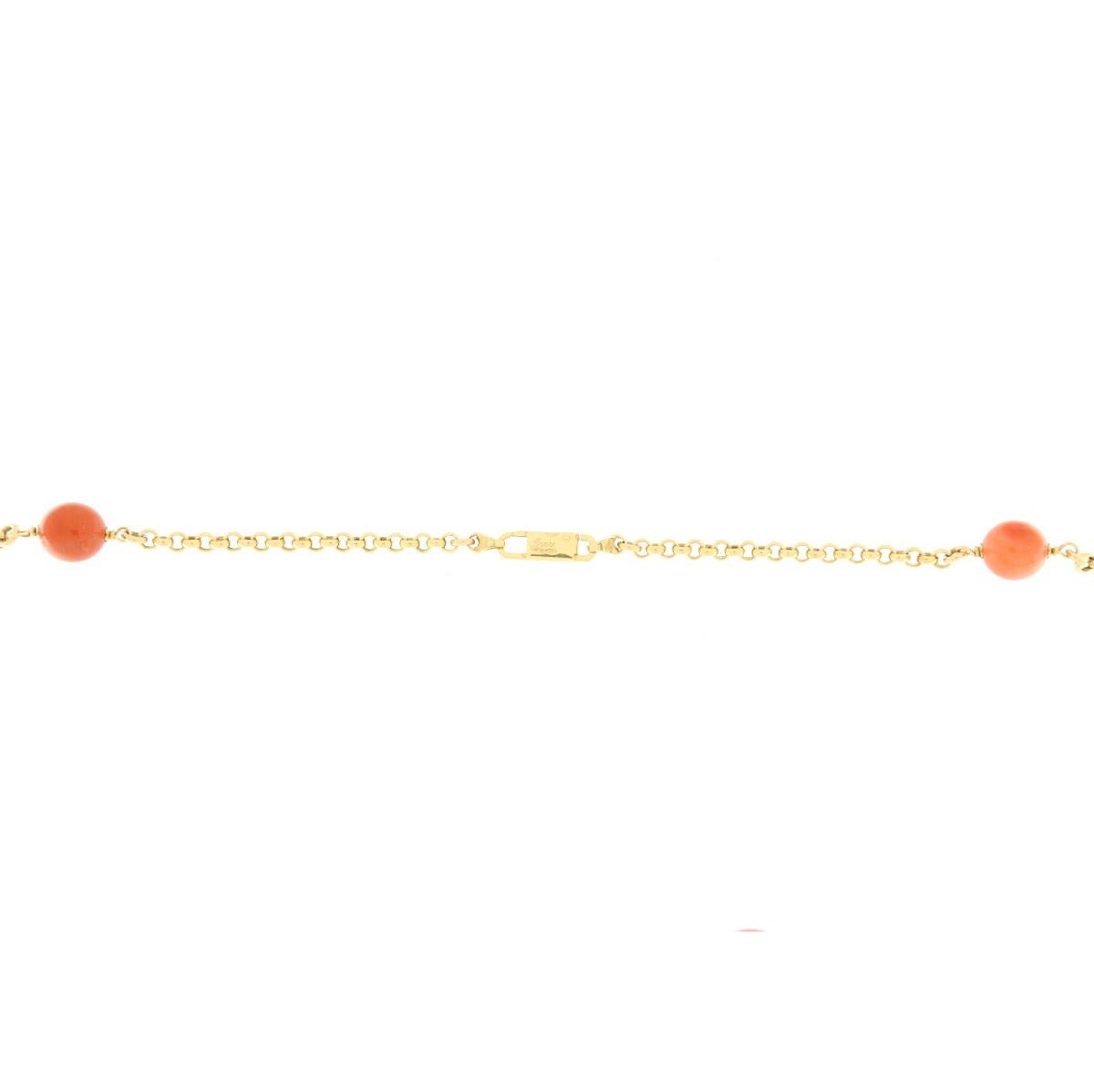 La collana in oro giallo è lunga cm.95 ed è intervallata da sfere in corallo giapponese color arancio, perle australiane e rondelle in quarzo lemon sfaccetate. La maglia della collana è una rollò. La collana può essere indossata sia lunga che a