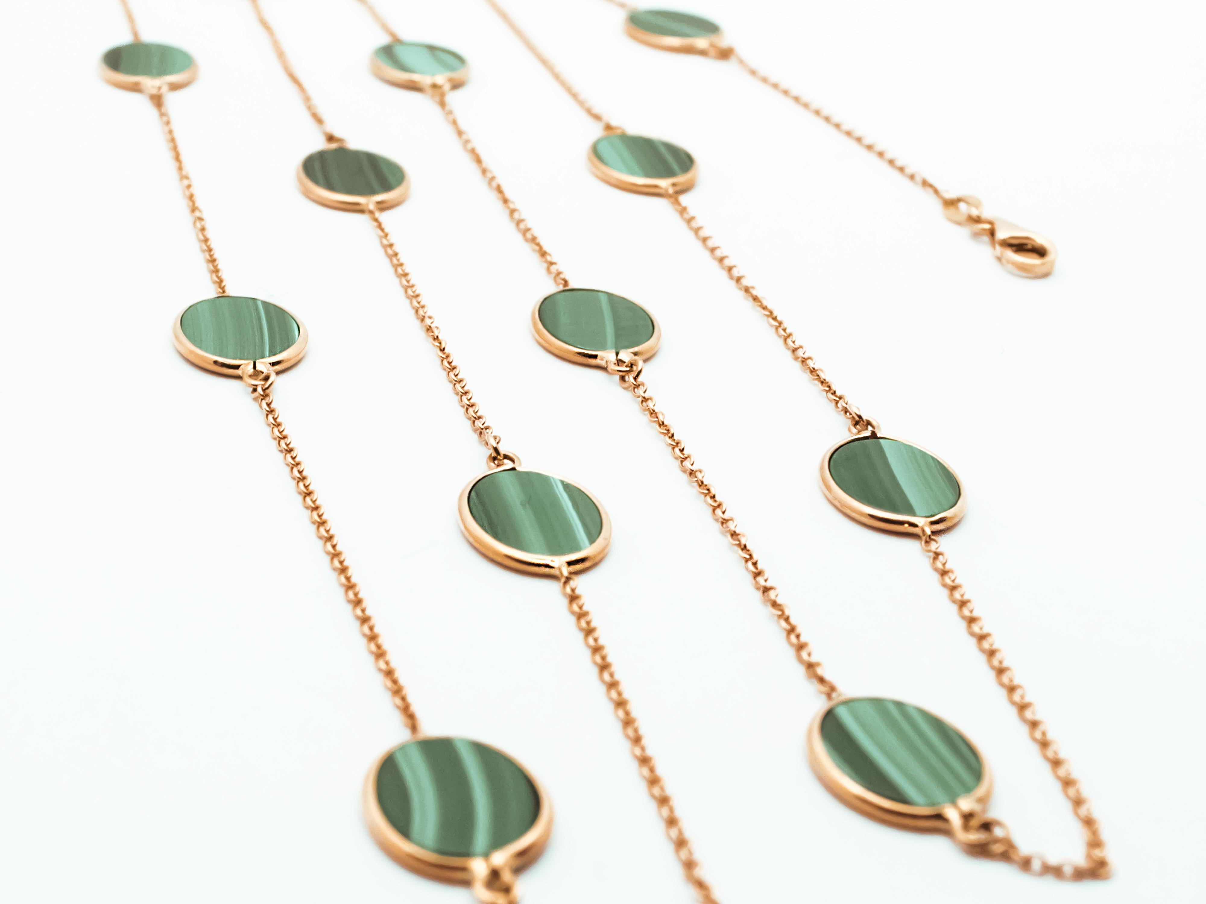 A long necklace in 18 kt rose gold and malachite.
Its total weight is 10.1 gr
The necklace is 80 cm long that can be worn either long or double twisted.
By customizing its length, it can also be worn as a multi-turn bracelet.
Oval-cut malachite is
