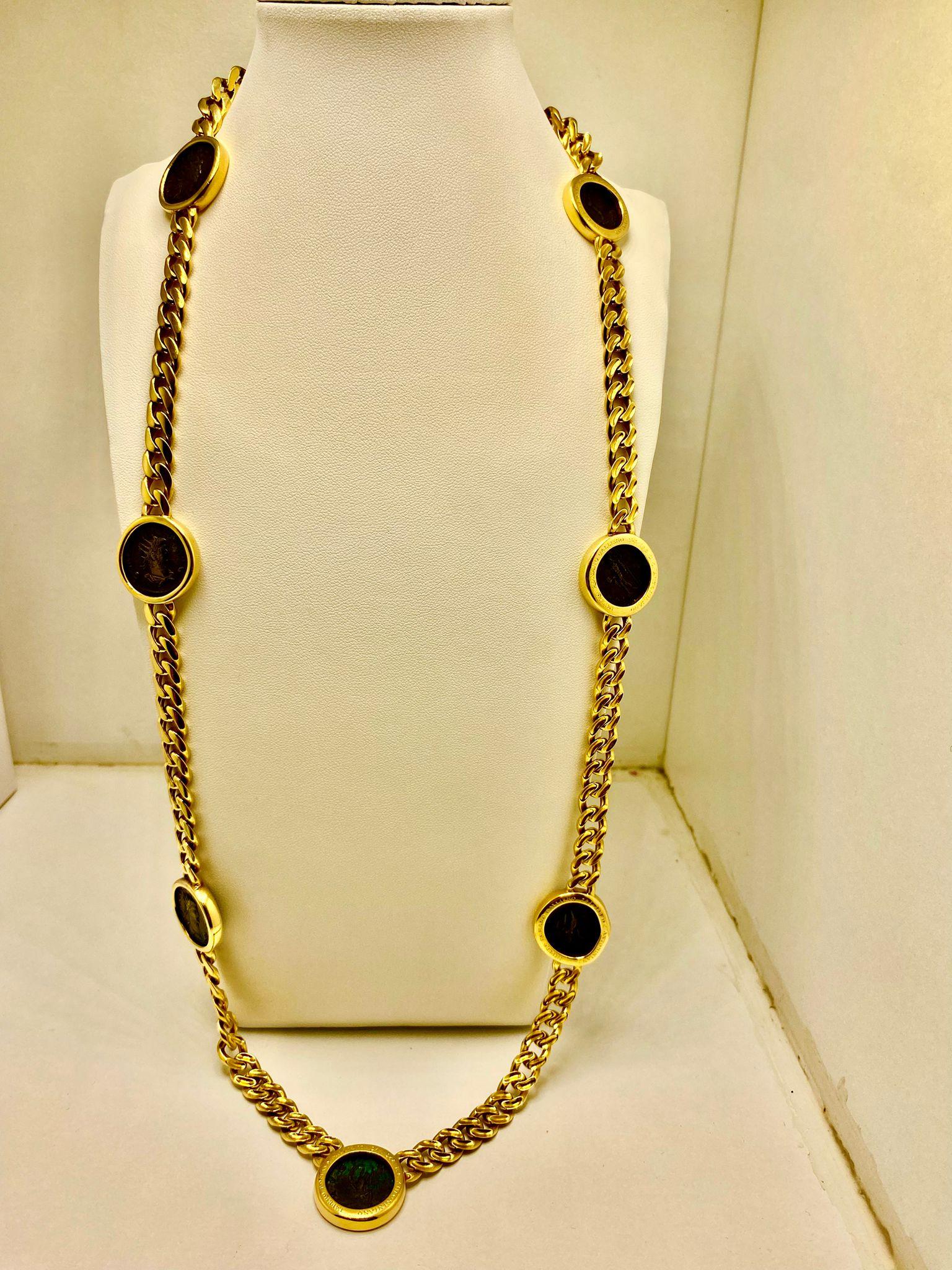 Rara e prestigiosa collana monet Bulgari, realizzata negli anni ’70 in oro giallo 18 kt, un esempio iconico dello stile vintage della celebre maison romana. Il gioiello, lungo 77 cm e con un peso complessivo di 201,46 g, rappresenta una fusione
