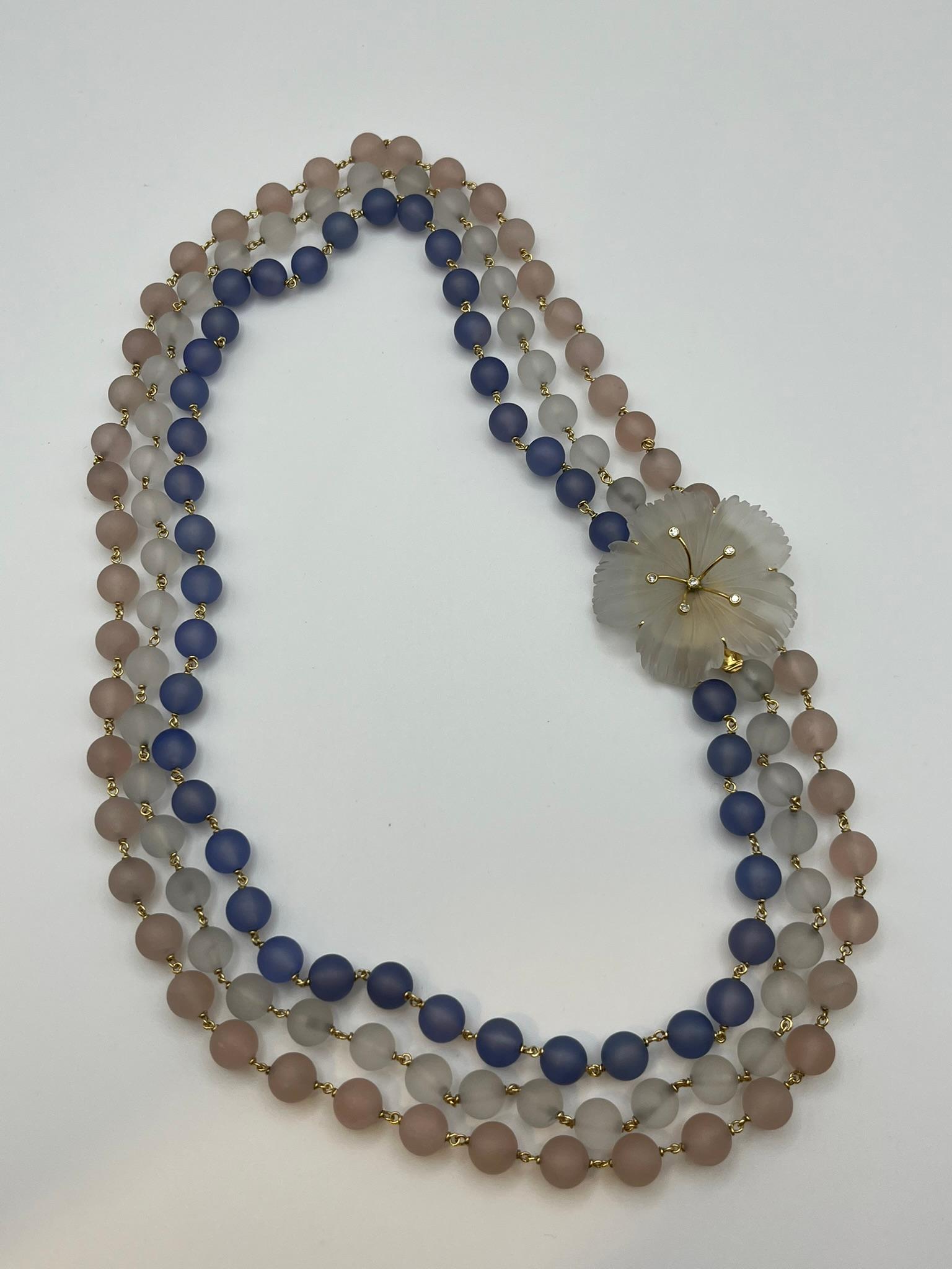Questa collana è un autentico capolavoro dell'arte artigiana italiana. Ha un design classico, ma allo stesso tempo ha diversi dettagli che la rendono unica e un'imperdibile occasione. Si presenta come una collana multifilo con tre fili, uno in