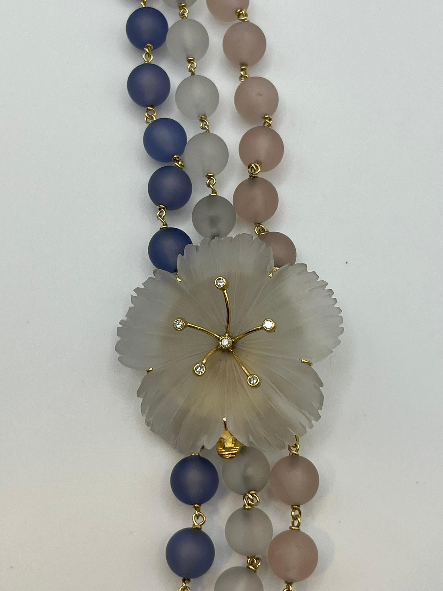 Taglio a sfera Collana multifilo con chiusura a fiore. in vendita