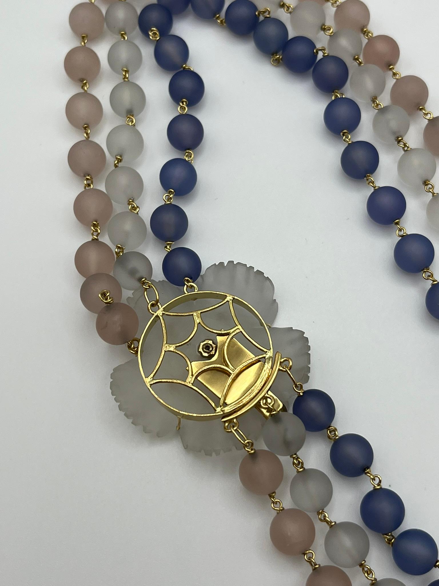 Collana multifilo con chiusura a fiore. In condizioni ottime in vendita a Abano Terme, IT