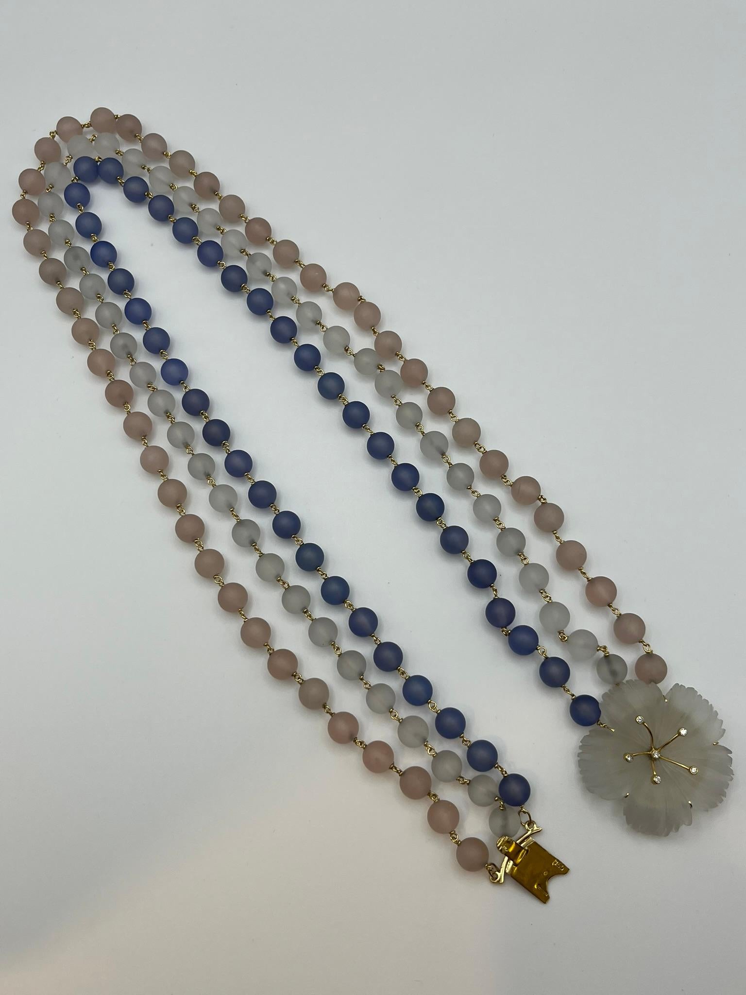 Collana multifilo con chiusura a fiore. in vendita 1
