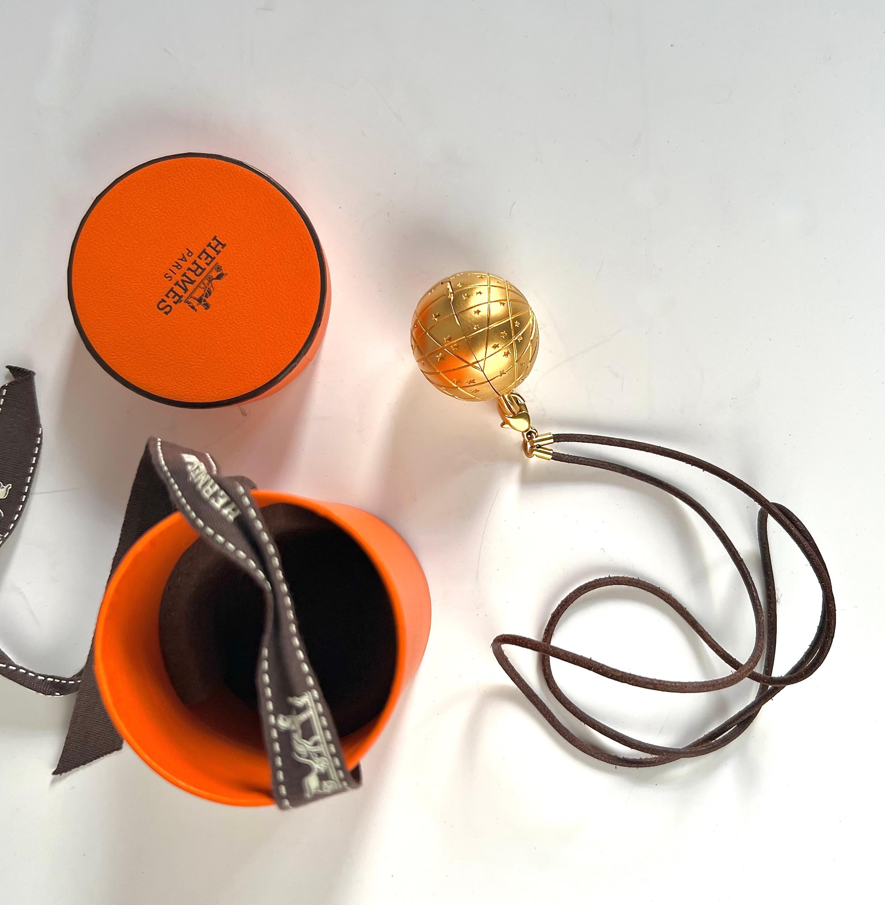 Hermès Vintage Selection by Corrado Luxury - Bellissimo e raro pendente in metallo dotato finemente inciso con collana in cuoio ( chiusura sempre in metallo dorato ). Di forma sferica questo pendente rappresenta le costellazioni e fa parte della