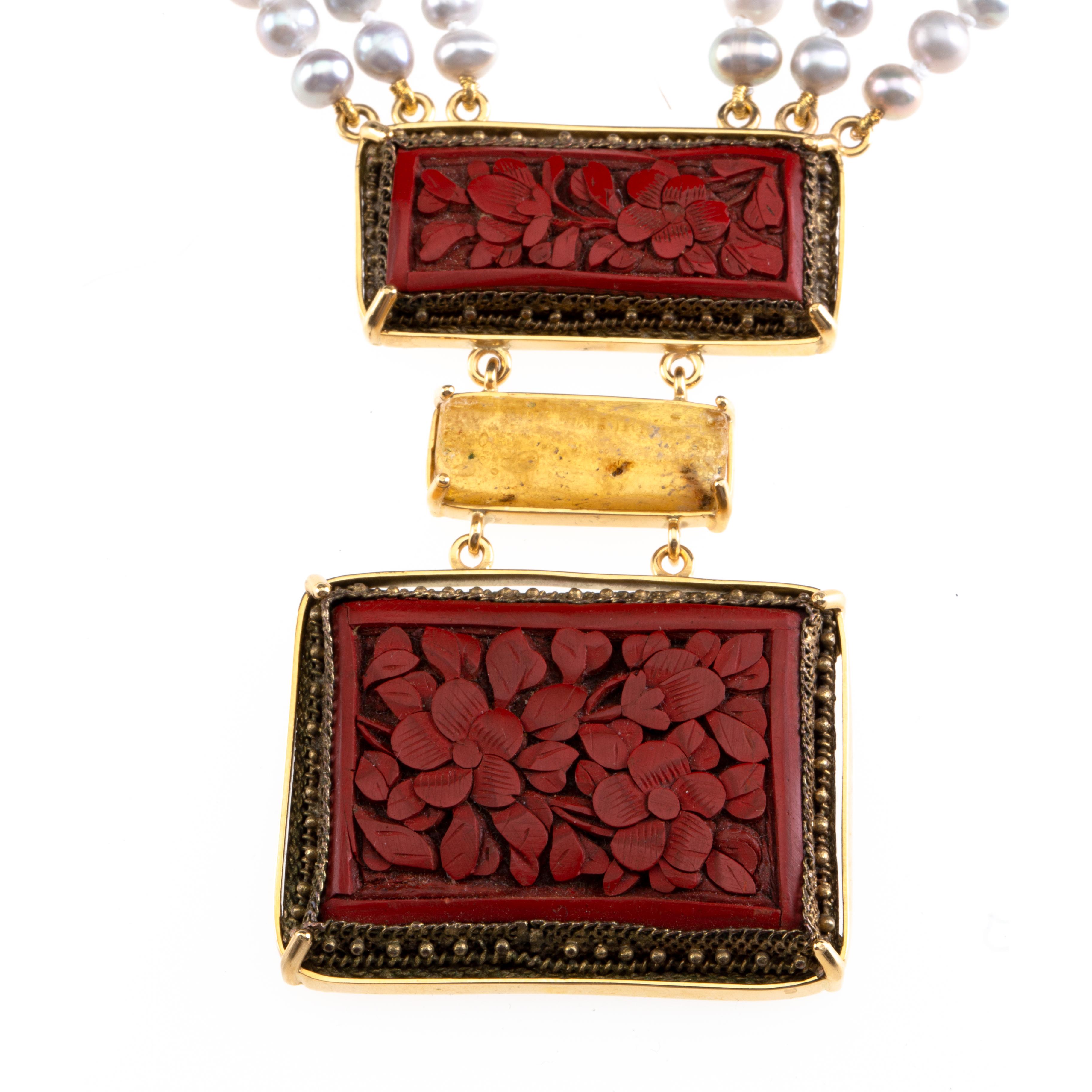 collier de perles de la rivière grise  deux brins montés en or avec deux motifs floraux antiques gravés en laque chinoise et ambre baltique rectangulaire 18k or 23.64g.
Chacune de mes pièces est unique et ne peut être reproduite, notre emballage est