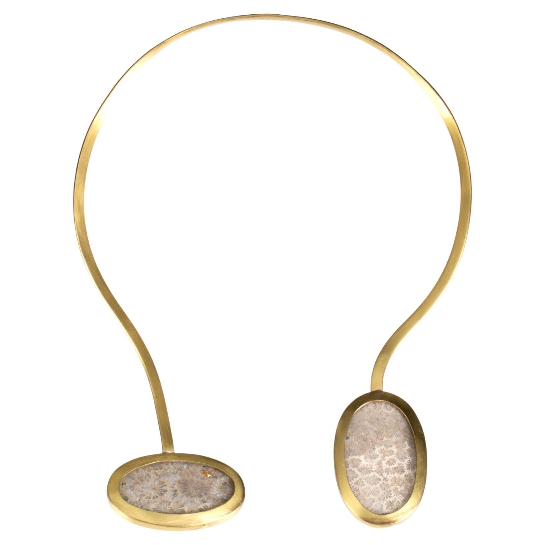 collana in bronzo rigido con madrepore di corallo  tagliate a mano .
Il gioiello è lavorato a mano come tutti i miei pezzi e confezionato con molta cura in un pakeging molto elegante e speciale.
