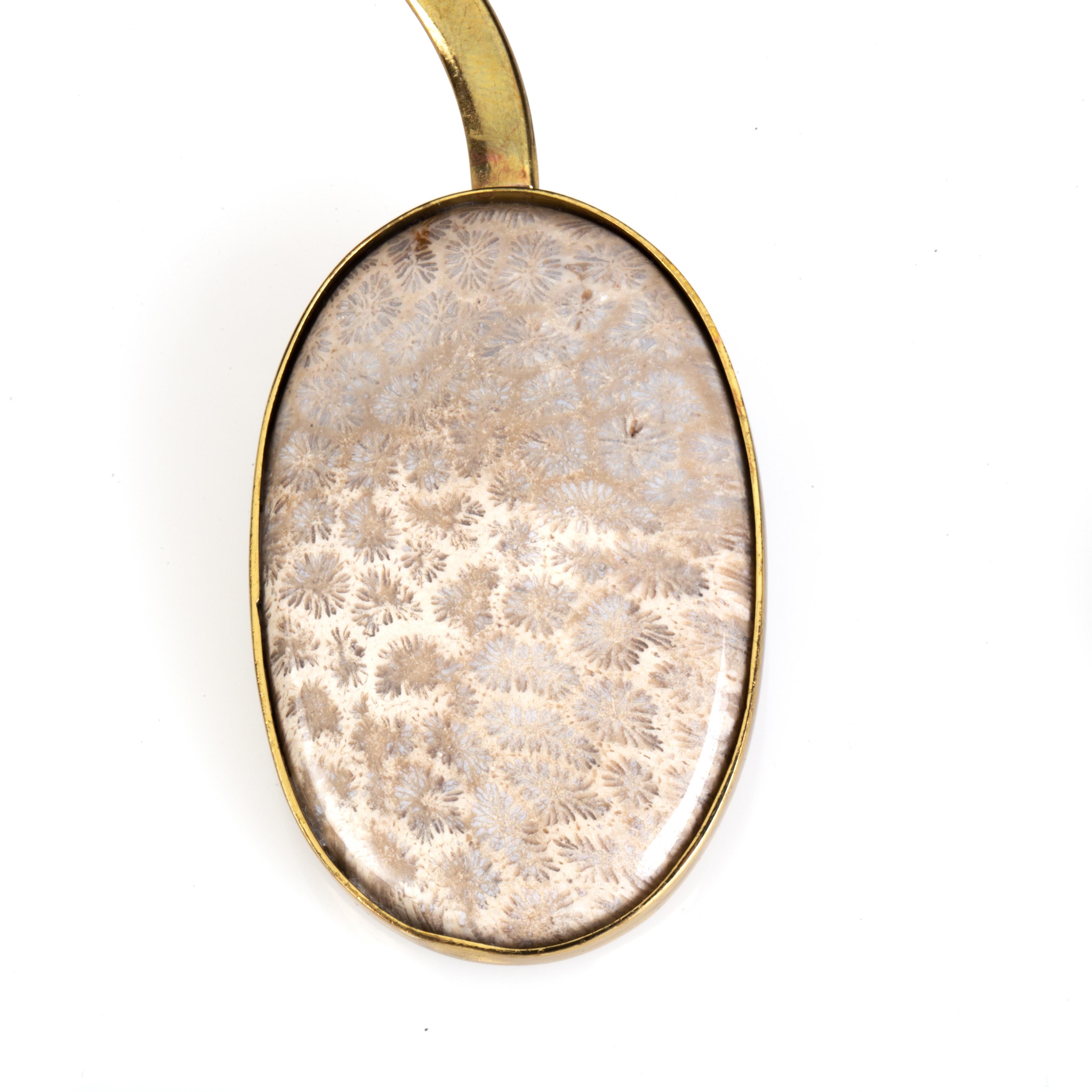 Round Cut collana rigida in bronzo con madrepore di corallo in vendita