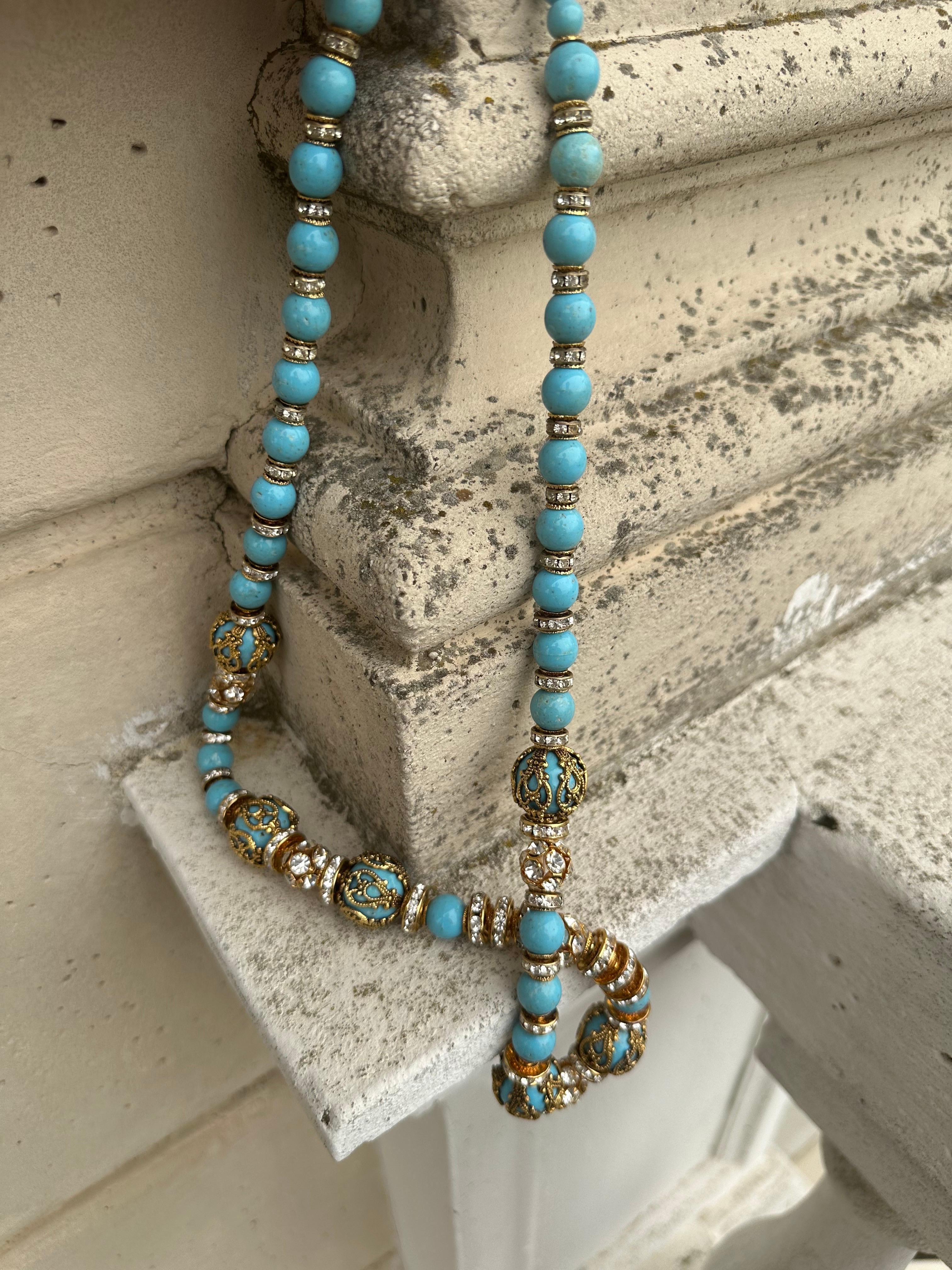 Vintage Valentino 80s necklace with turquoise paste stones and crystals
Gold-colored snap closure with crystals and logo pendant
Length 67cm