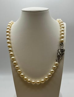Vintage necklace with Japanese akoya pearls and 18 kt white gold clasp.