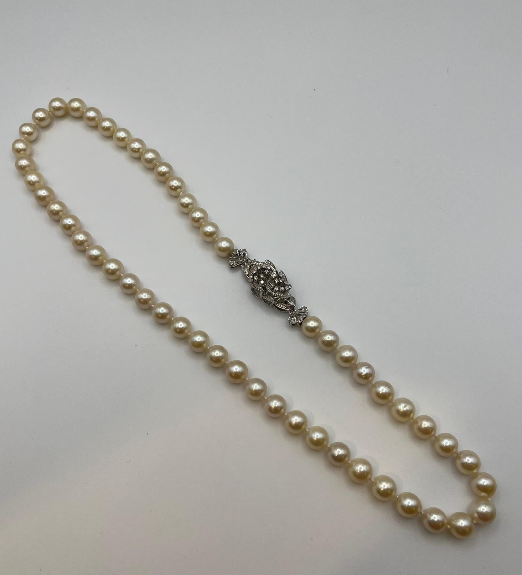 Taglio brillante Collana vintage con perle giapponesi akoya e chiusura in oro bianco 18 kt. in vendita