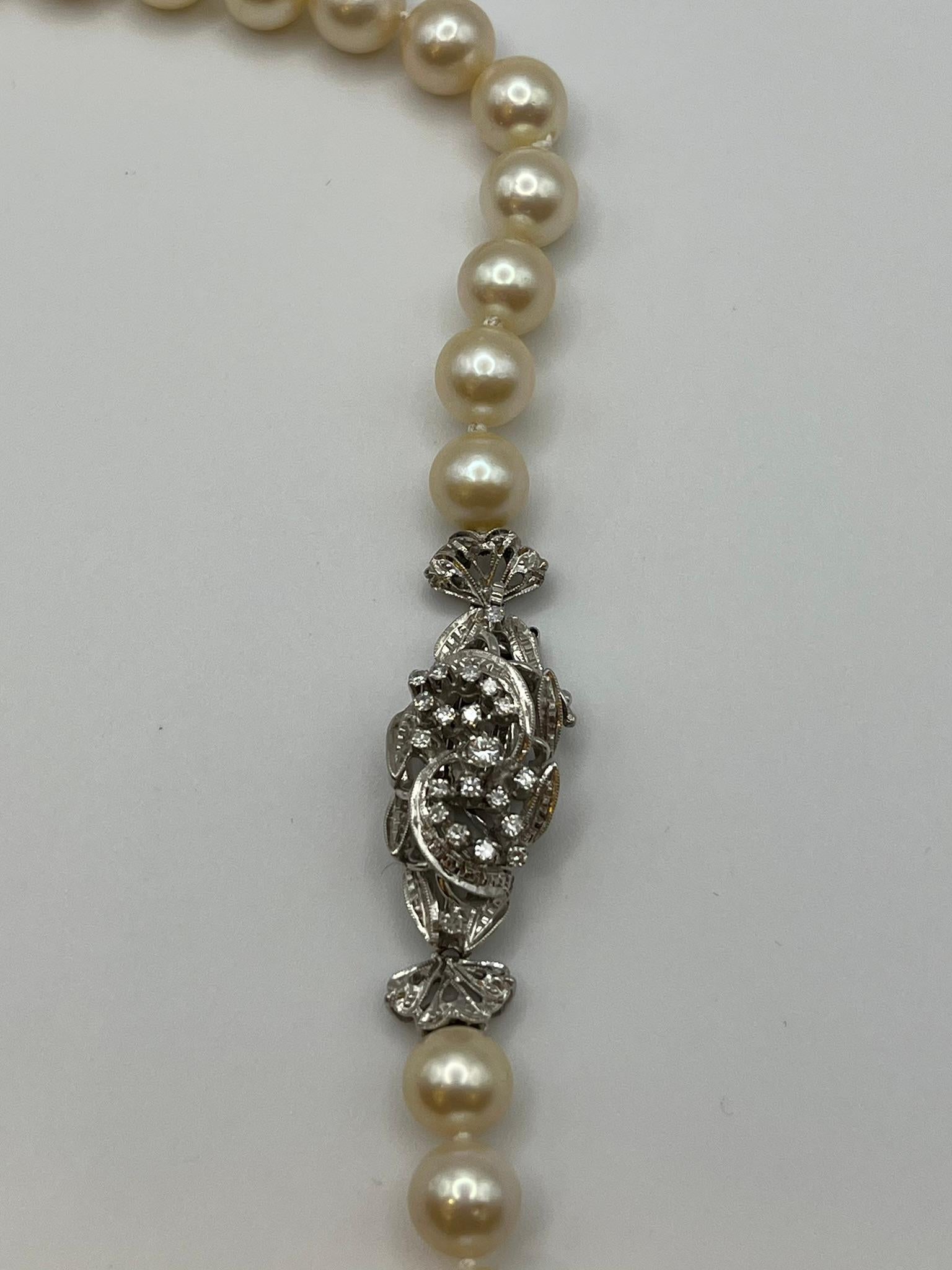 Collana vintage con perle giapponesi akoya e chiusura in oro bianco 18 kt. In condizioni buone in vendita a Abano Terme, IT