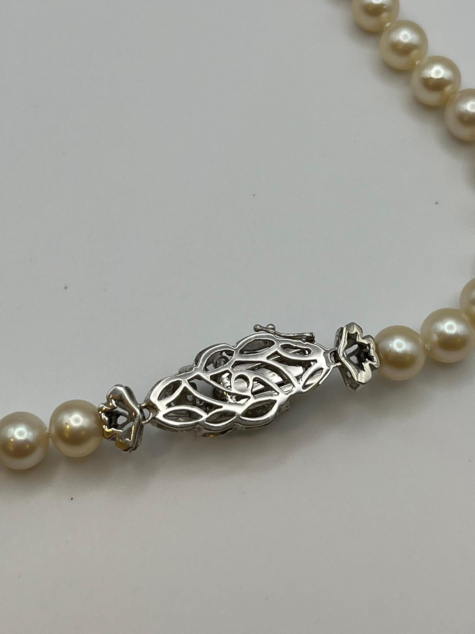 Donna Collana vintage con perle giapponesi akoya e chiusura in oro bianco 18 kt. in vendita