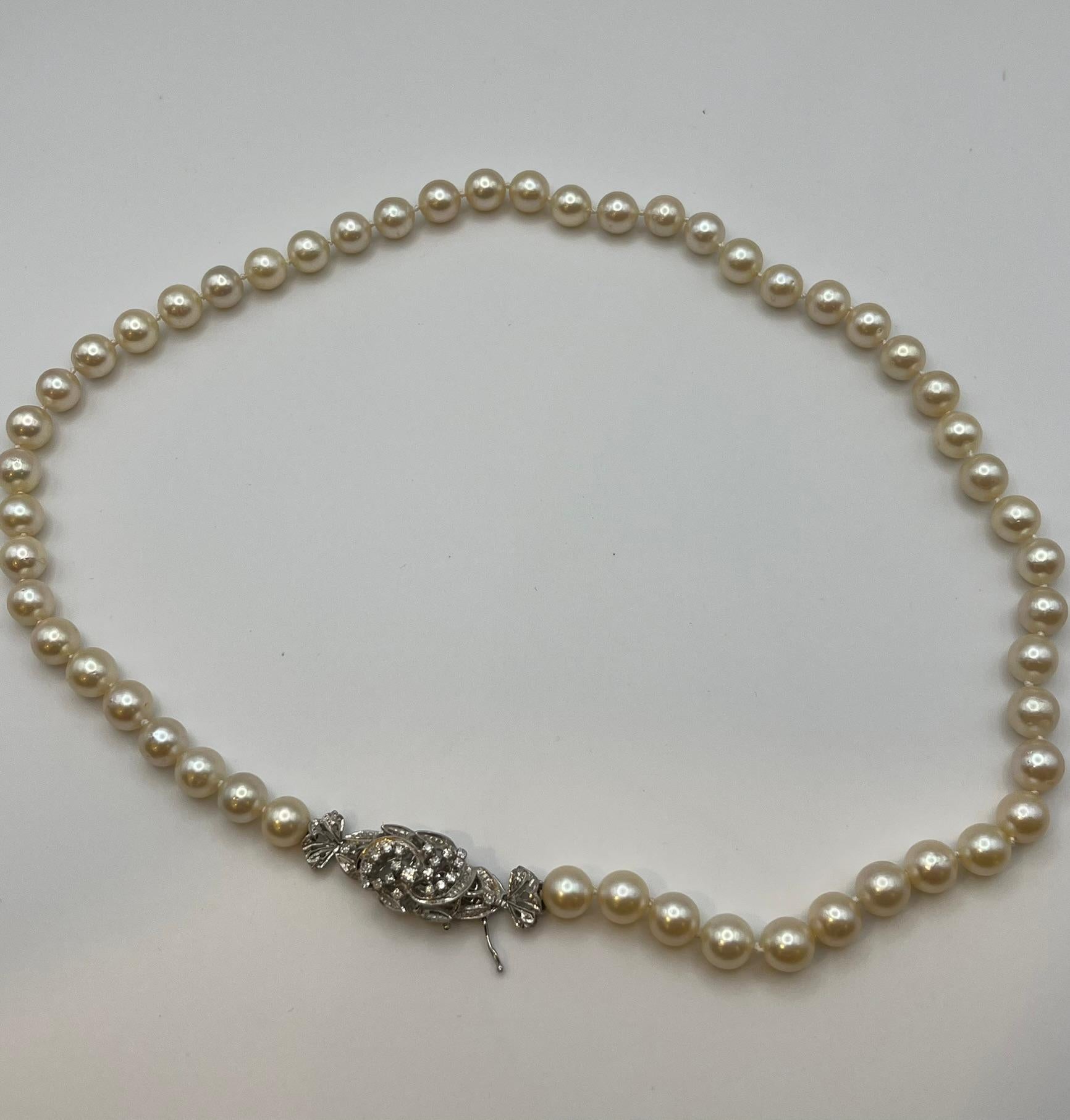 Collana vintage con perle giapponesi akoya e chiusura in oro bianco 18 kt. in vendita 1