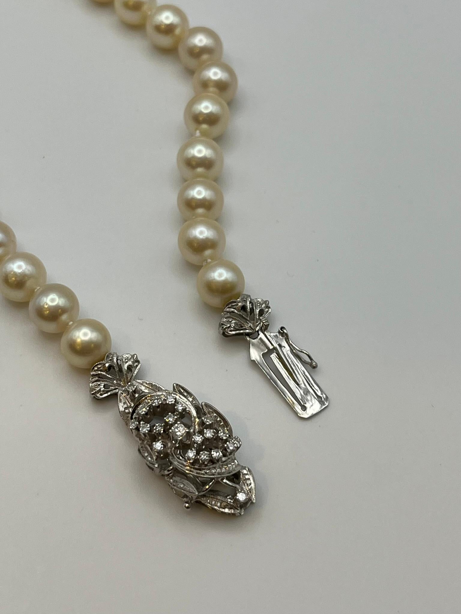 Collana vintage con perle giapponesi akoya e chiusura in oro bianco 18 kt. in vendita 2
