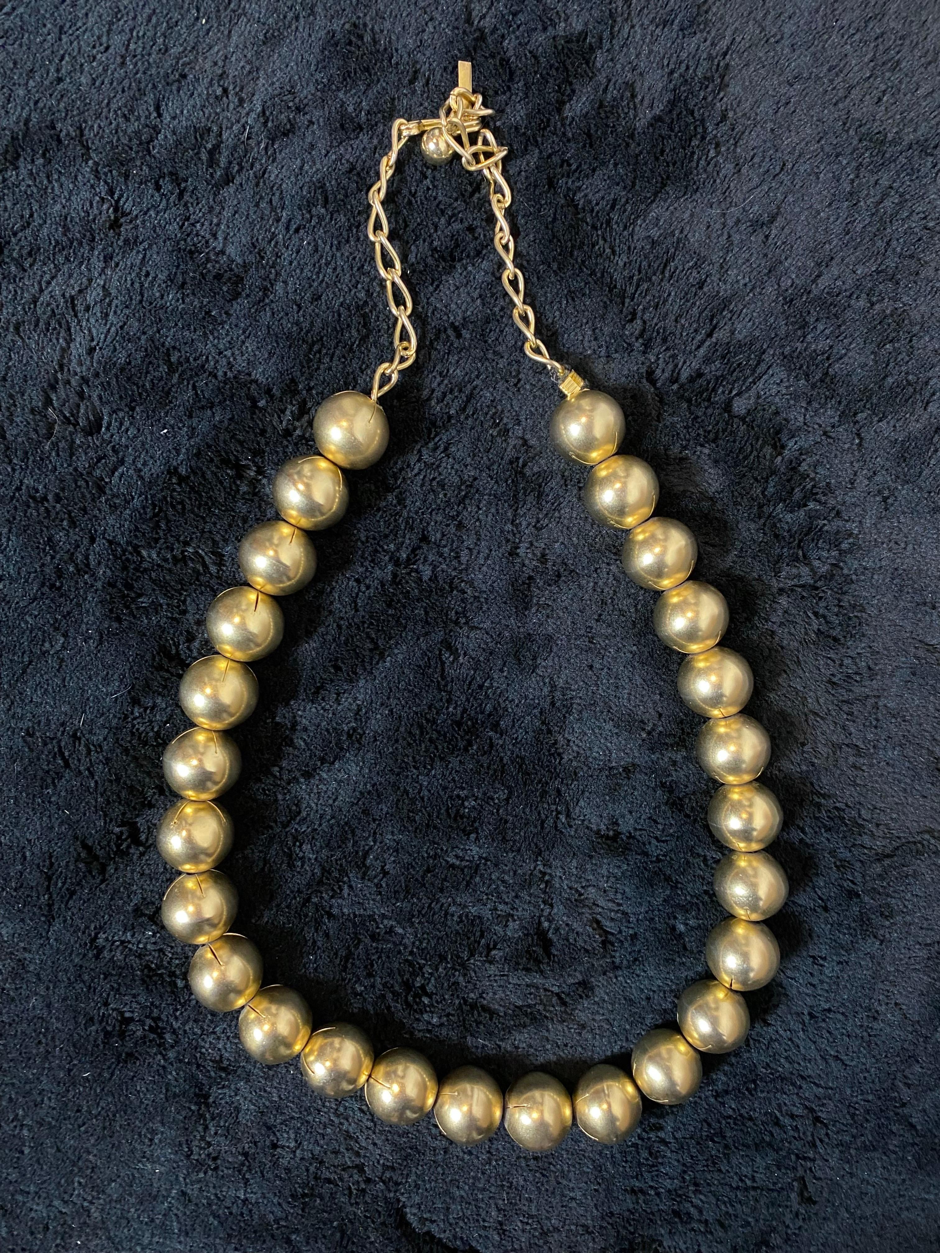 Collier Vintage Gianni Versace en métal, couleur or. Fermoir réglable. Il présente un défaut (voir dernière photo)