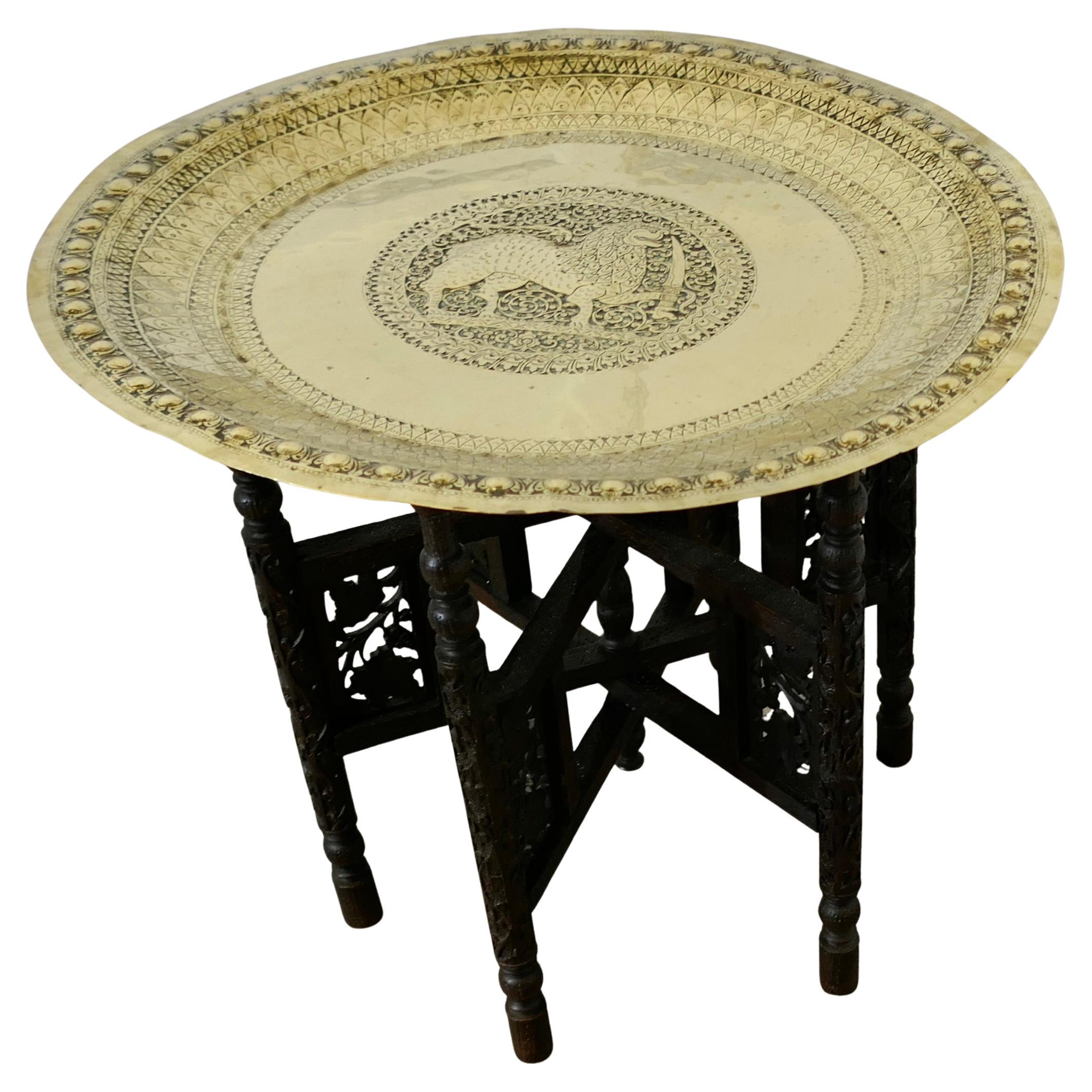 Table à plateau rabattable en laiton indien

Il s'agit d'une belle pièce avec un lion ailé cérémoniel au centre, le plateau de la table est décorativement battu à la main, la base de la table peut être repliée pour le stockage. Une très belle pièce