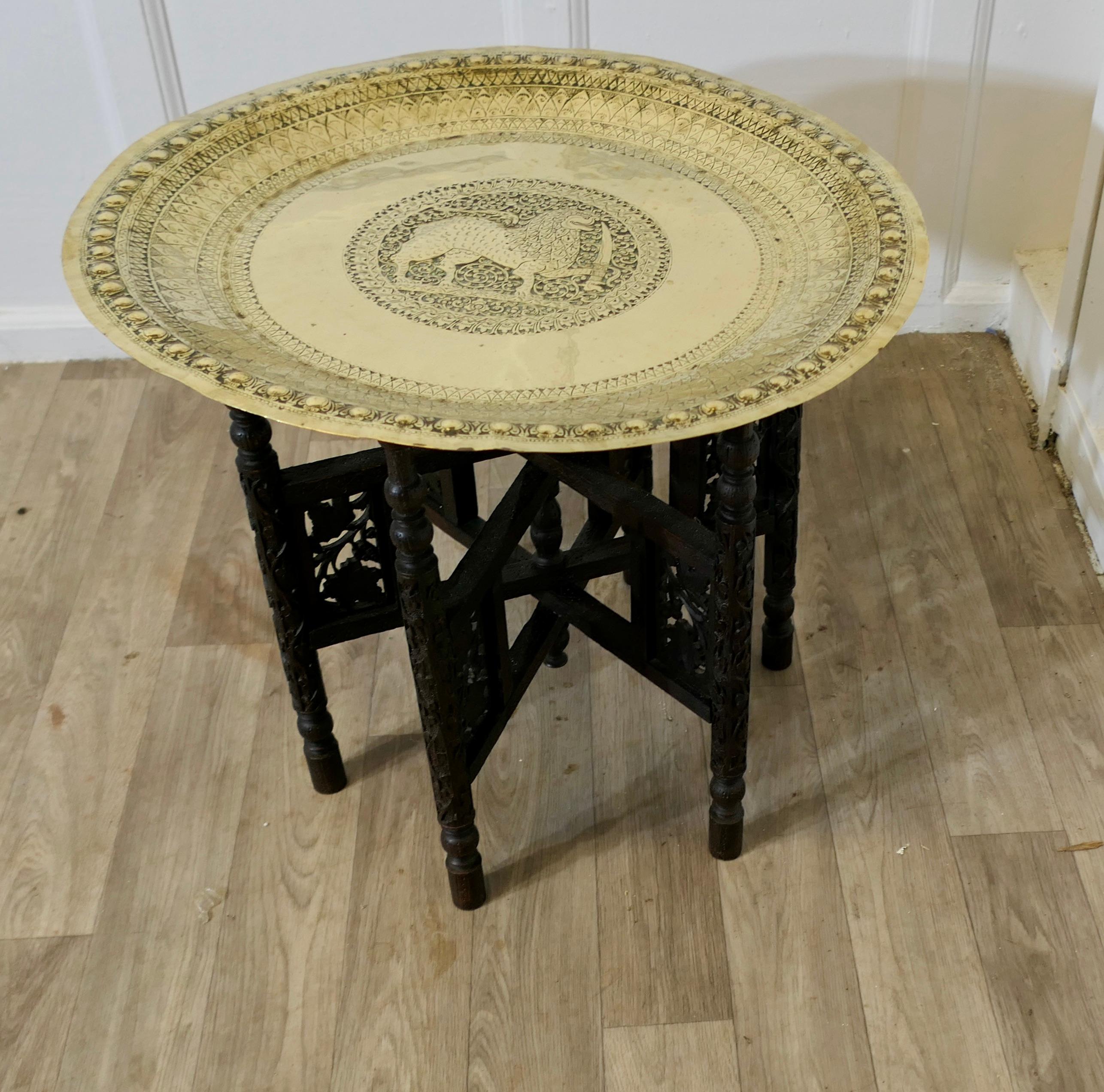 Table à plateau rabattable en laiton indien Bon état - En vente à Godshill, Isle of Wight