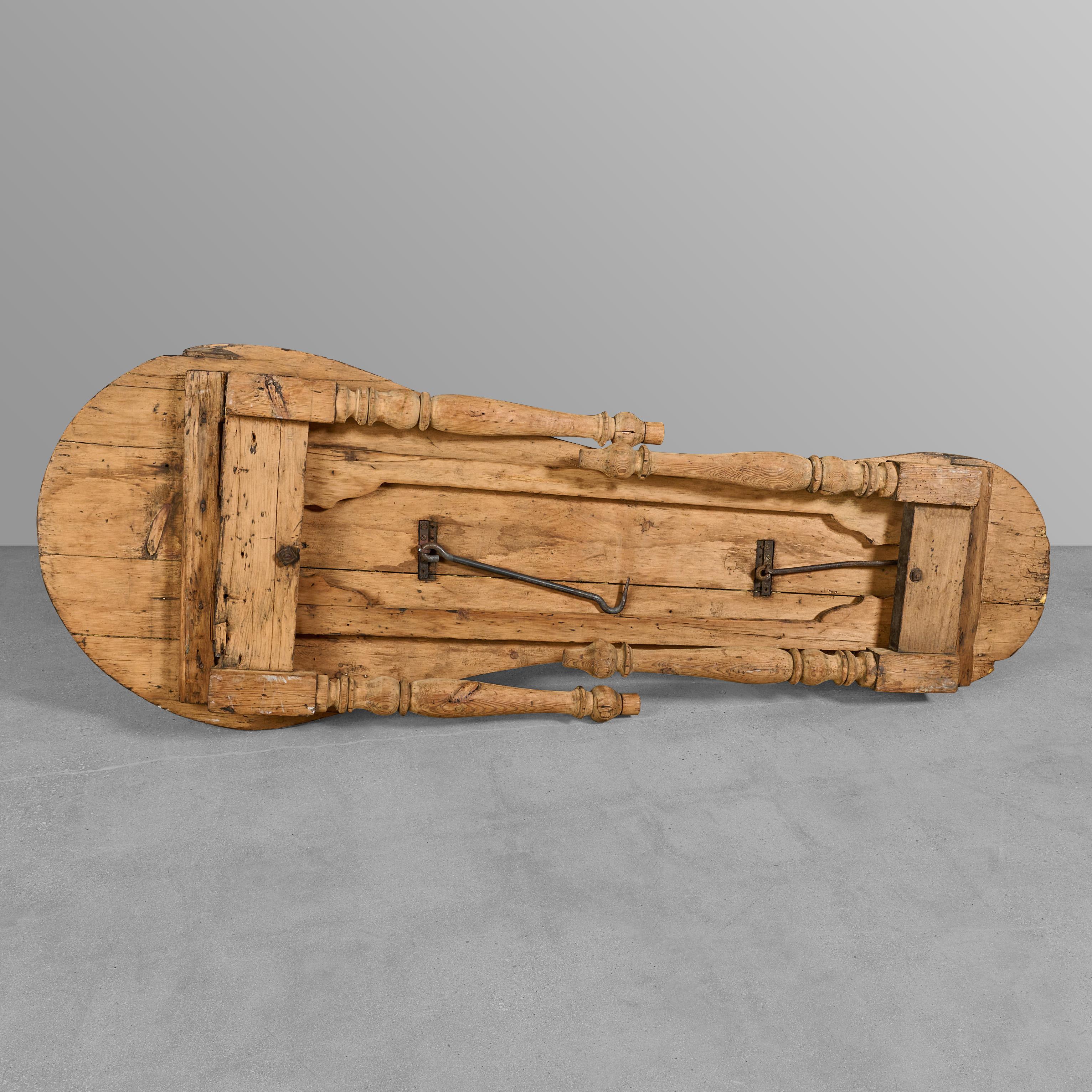 Fer Table pliable en bois et en fer provenant d'un atelier de joaillier en vente