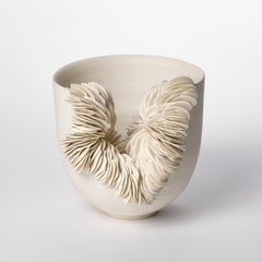 Collapsed Bowl IV, ein skulpturales, handgefertigtes Porzellangefäß von Olivia Walker