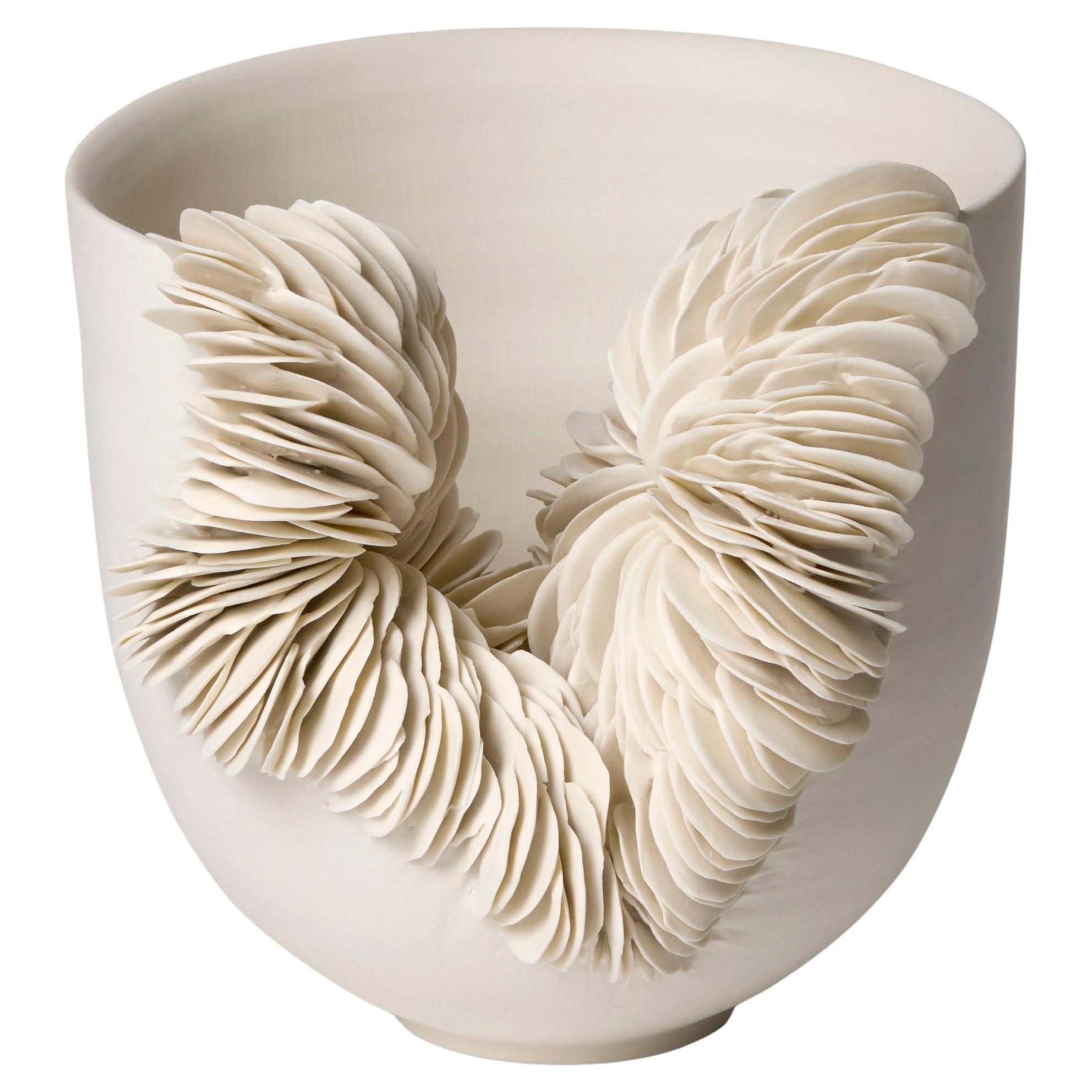 Collapsed Bowl IV, un vaso scultoreo in porcellana fatto a mano da Olivia Walker in vendita