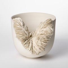 Collapsed Bowl V, ein skulpturales, handgefertigtes Porzellangefäß von Olivia Walker