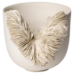 Collapsed Bowl V, un vaso scultoreo in porcellana fatto a mano da Olivia Walker