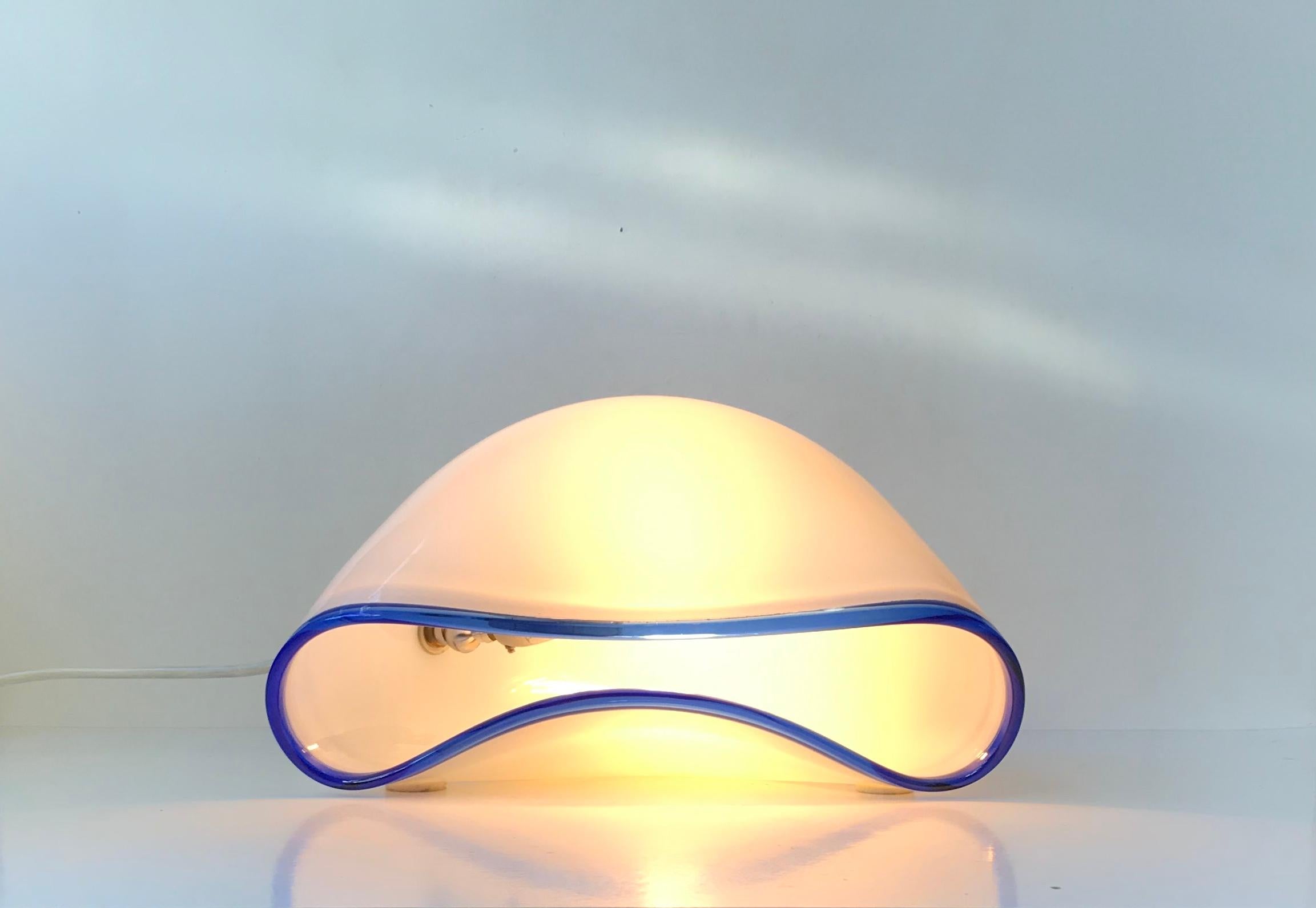De forme biomorphique, cette lampe de table inhabituelle appelée 