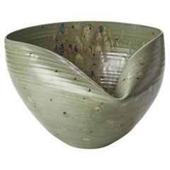 Collapsed Open Form in Green No 104, ciotola in ceramica di Nicholas Arroyave-Portela