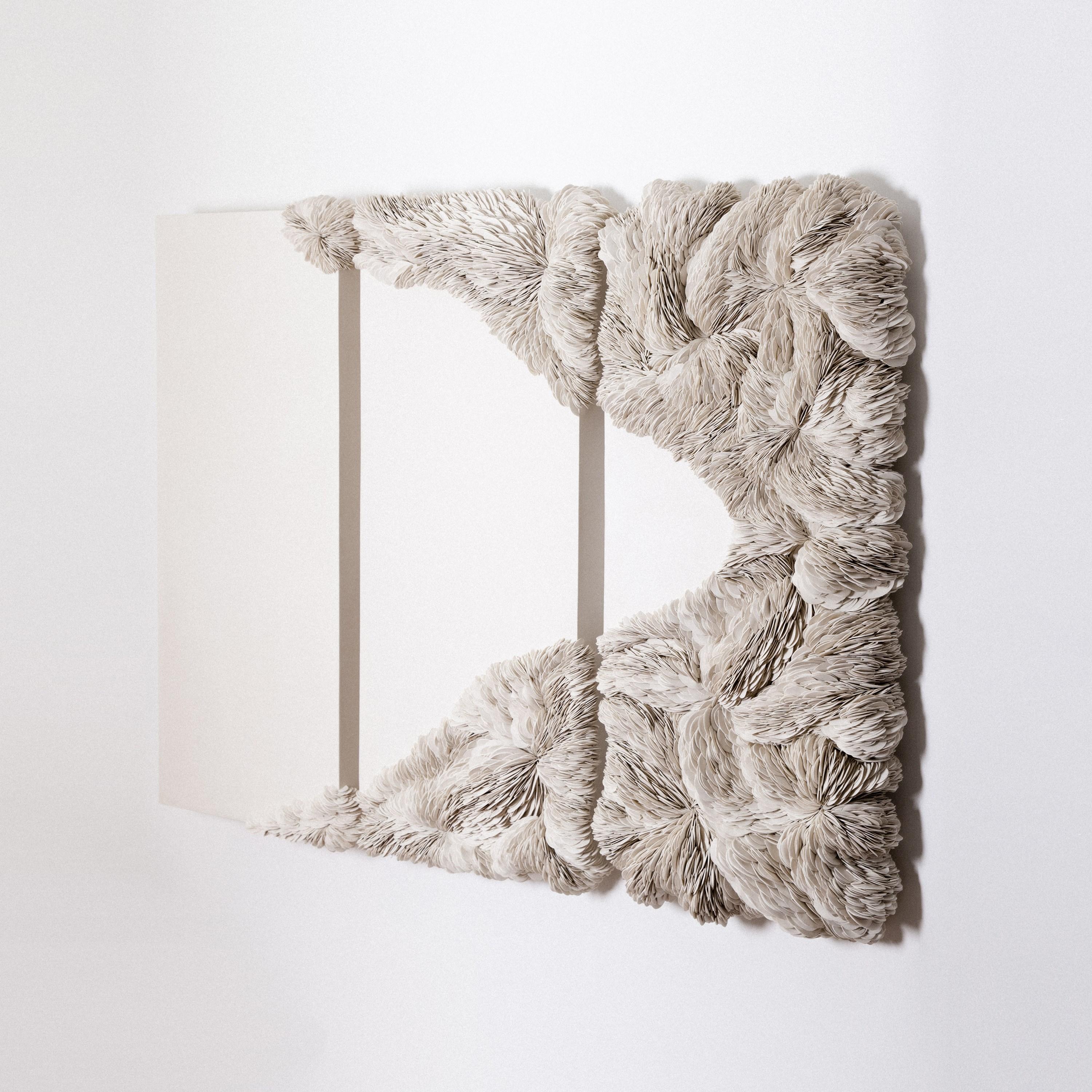 Collapsed Triptychon in Sand, Porzellan und Gips Wandkunstwerk von Olivia Walker (Organische Moderne) im Angebot
