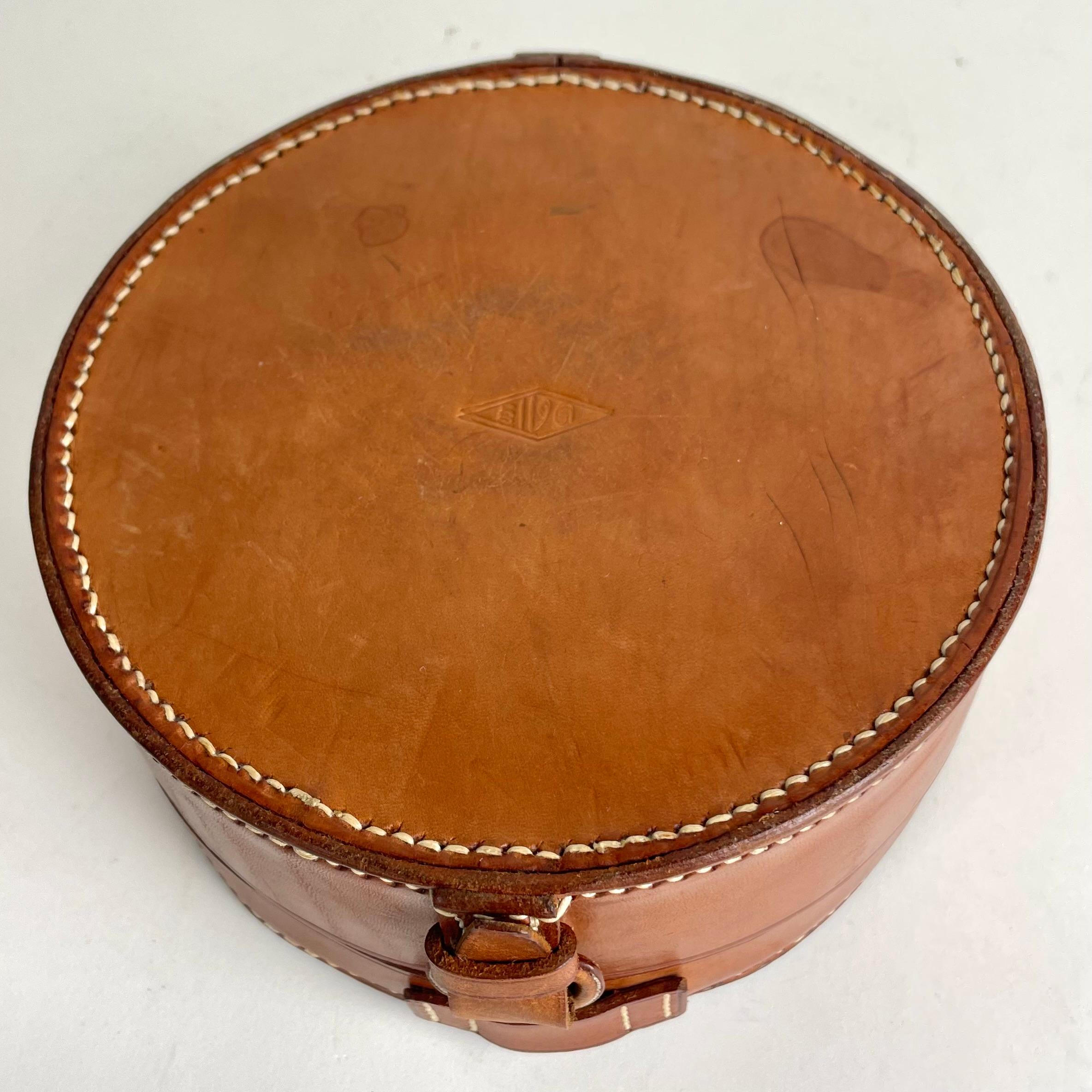 Caja para collares de cuero de principios del siglo XX. Procedencia: Familia noble en venta 5