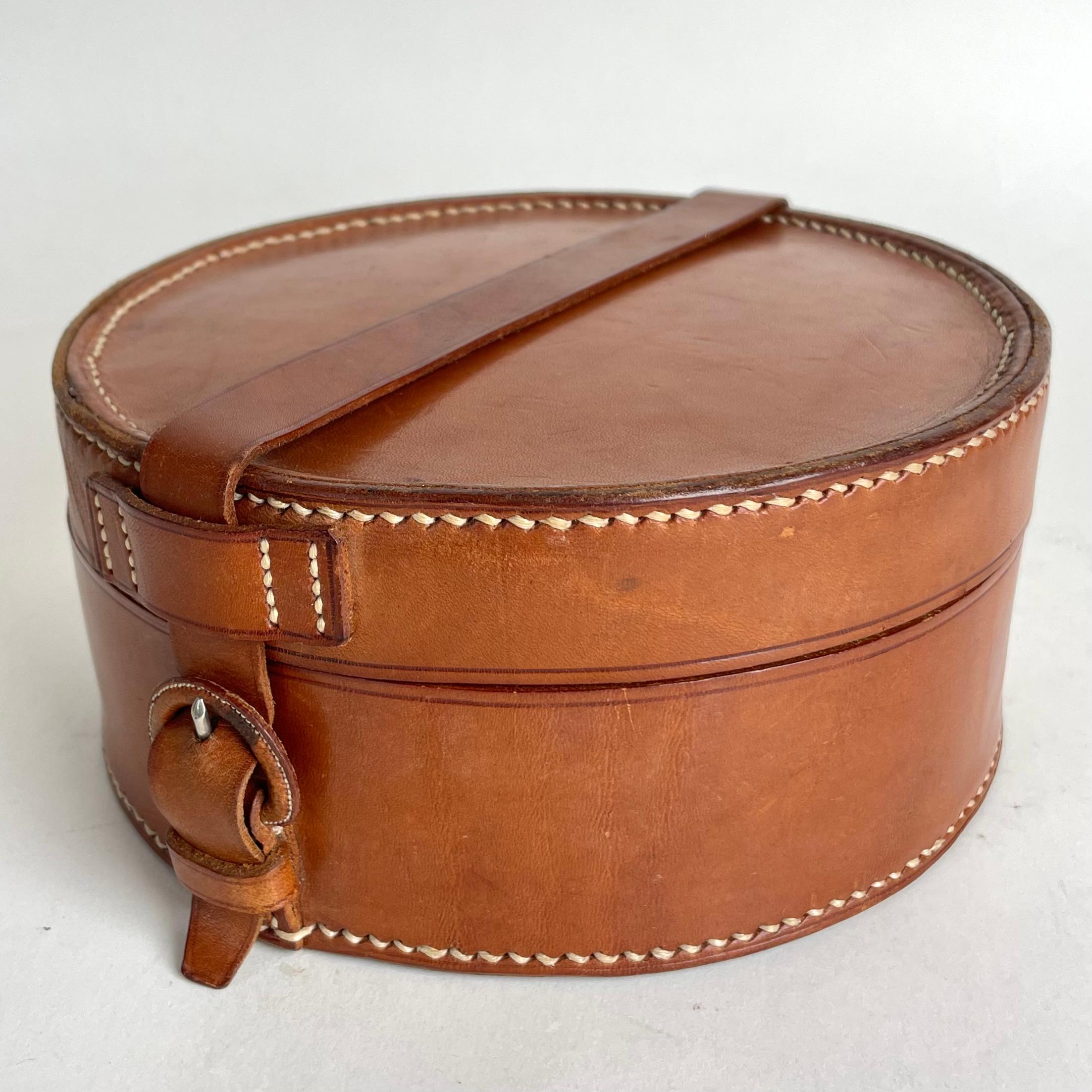 Elegante  Caja redonda para collares de cuero de principios del siglo XX. Procedencia: Familia noble sueca von Heidenstam.


Desgaste propio de la edad y el uso 