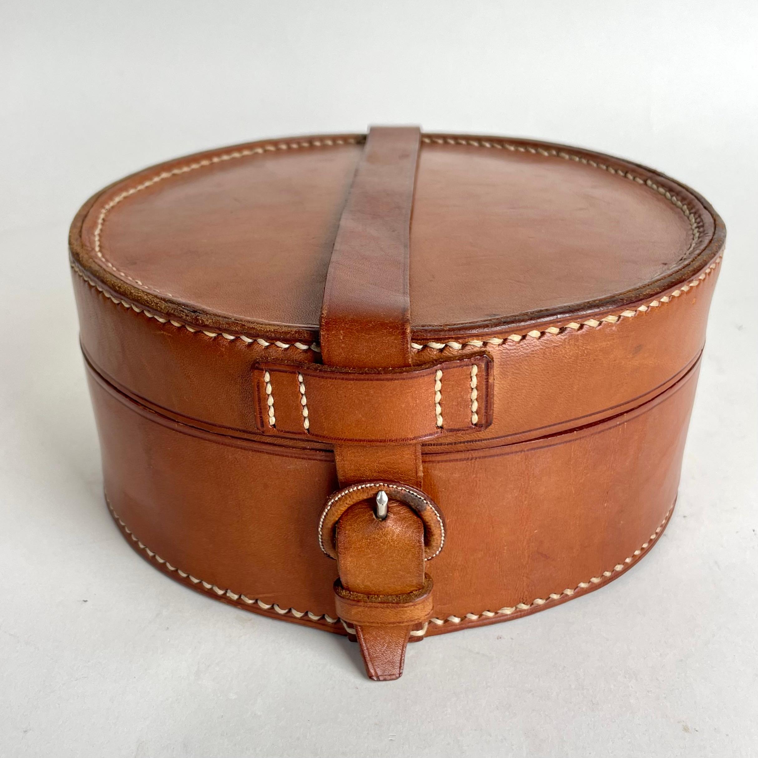 Caja para collares de cuero de principios del siglo XX. Procedencia: Familia noble Europeo en venta