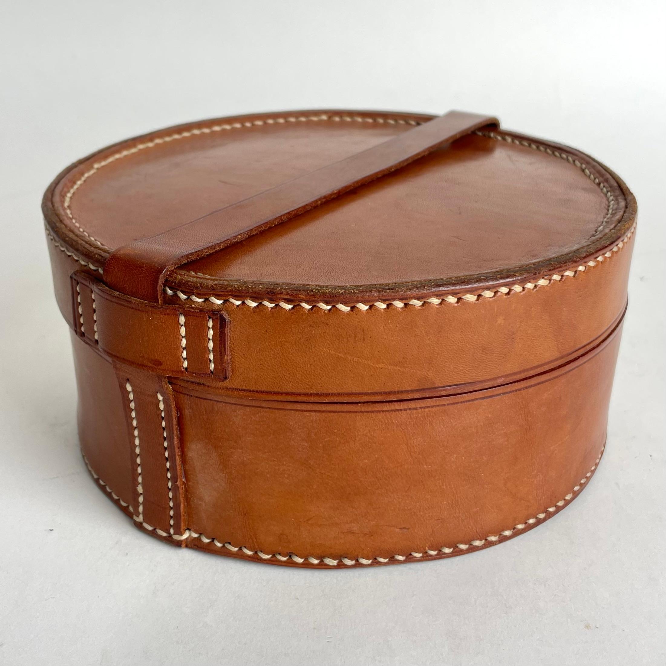 Caja para collares de cuero de principios del siglo XX. Procedencia: Familia noble en Bueno estado para la venta en Knivsta, SE