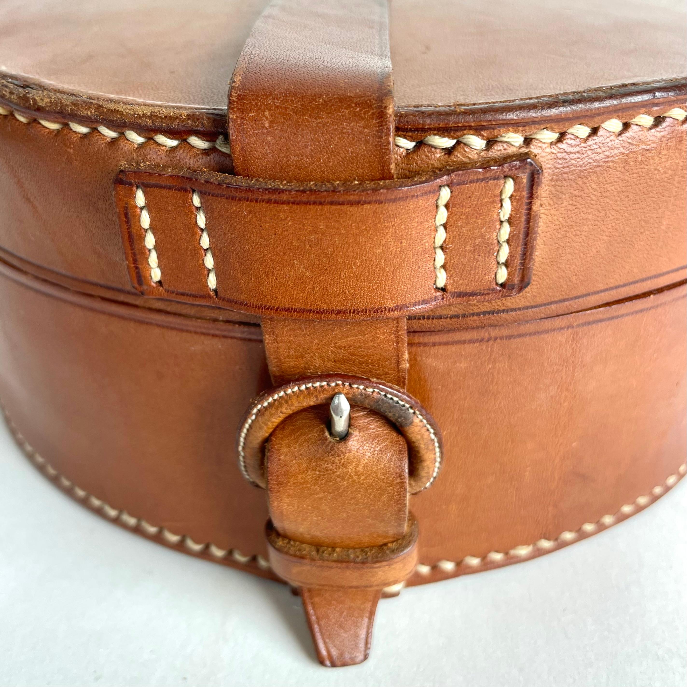 Caja para collares de cuero de principios del siglo XX. Procedencia: Familia noble Cuero en venta