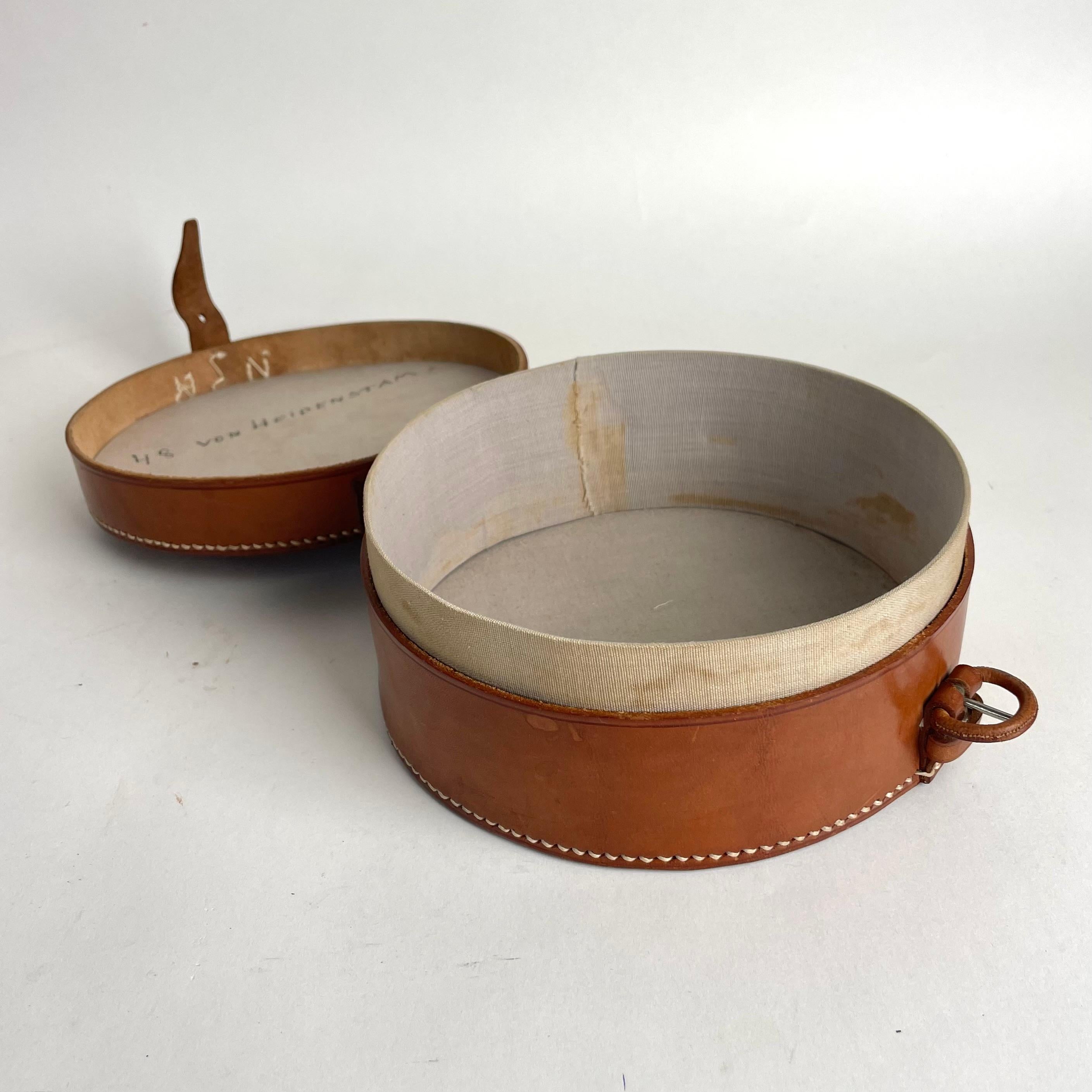Caja para collares de cuero de principios del siglo XX. Procedencia: Familia noble en venta 1
