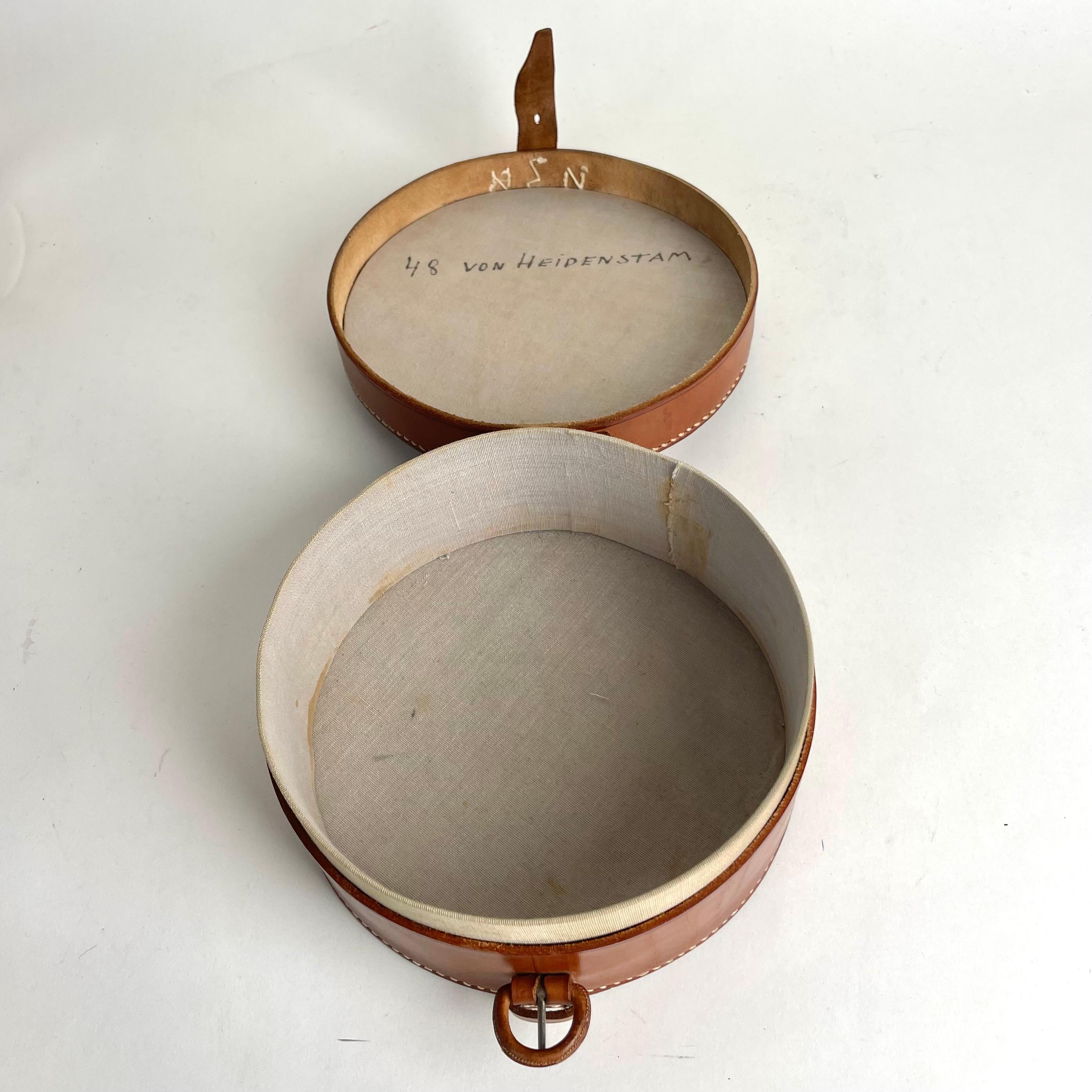 Caja para collares de cuero de principios del siglo XX. Procedencia: Familia noble en venta 2