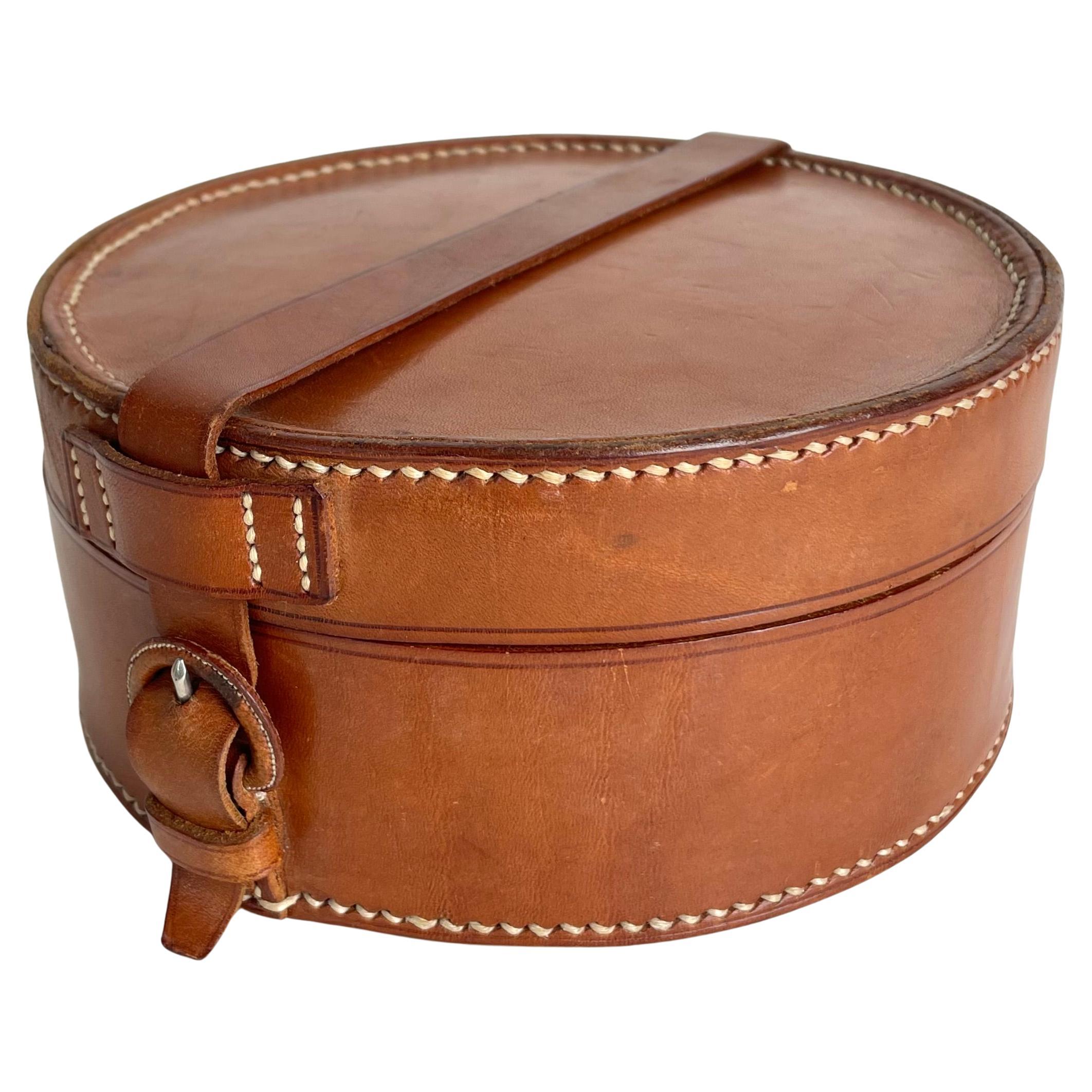 Caja para collares de cuero de principios del siglo XX. Procedencia: Familia noble en venta