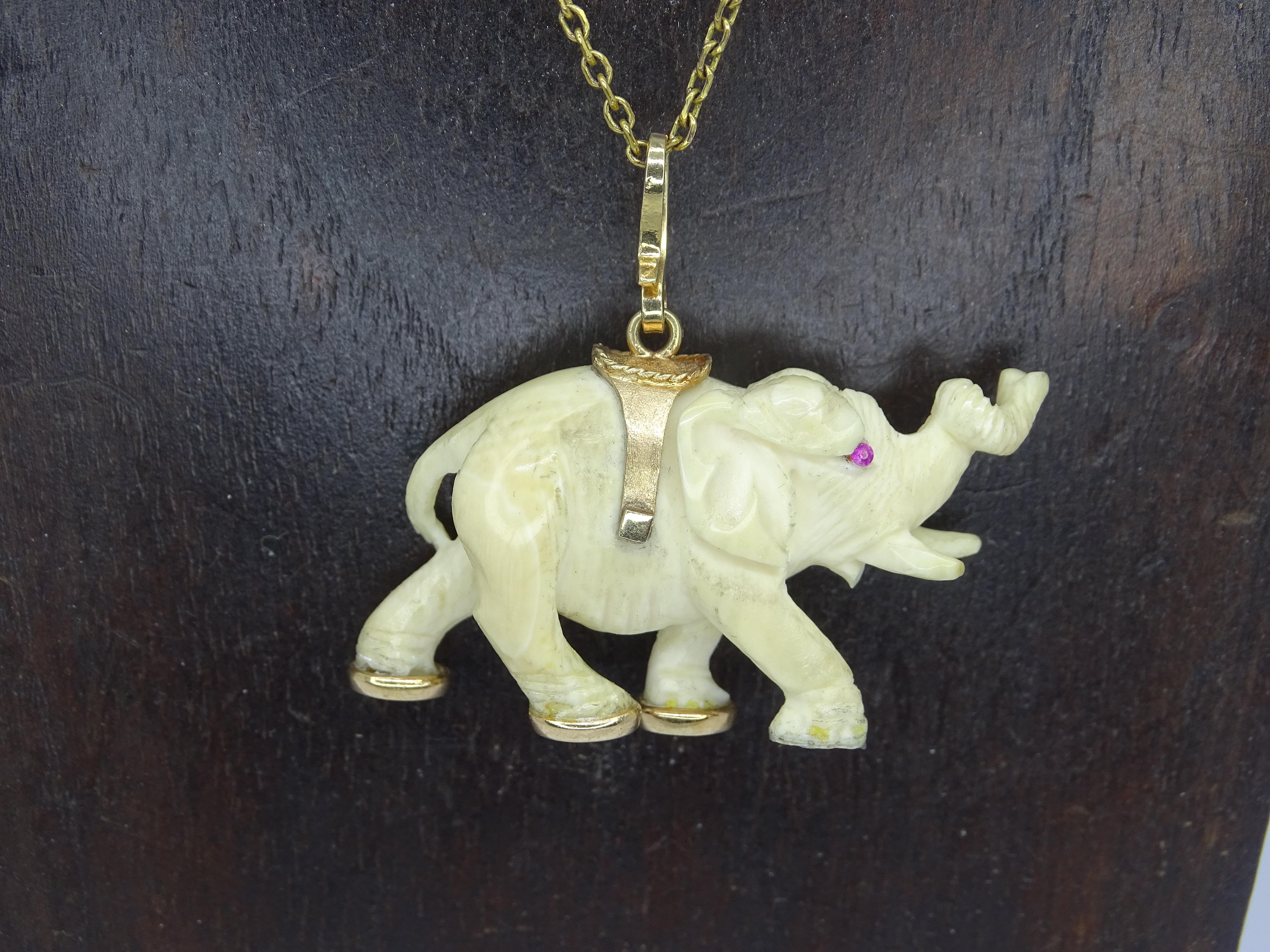 Collar en oro amarillo y hueso “Elefante”, Vintage 70’s – Francia In Good Condition For Sale In VALLADOLID, ES