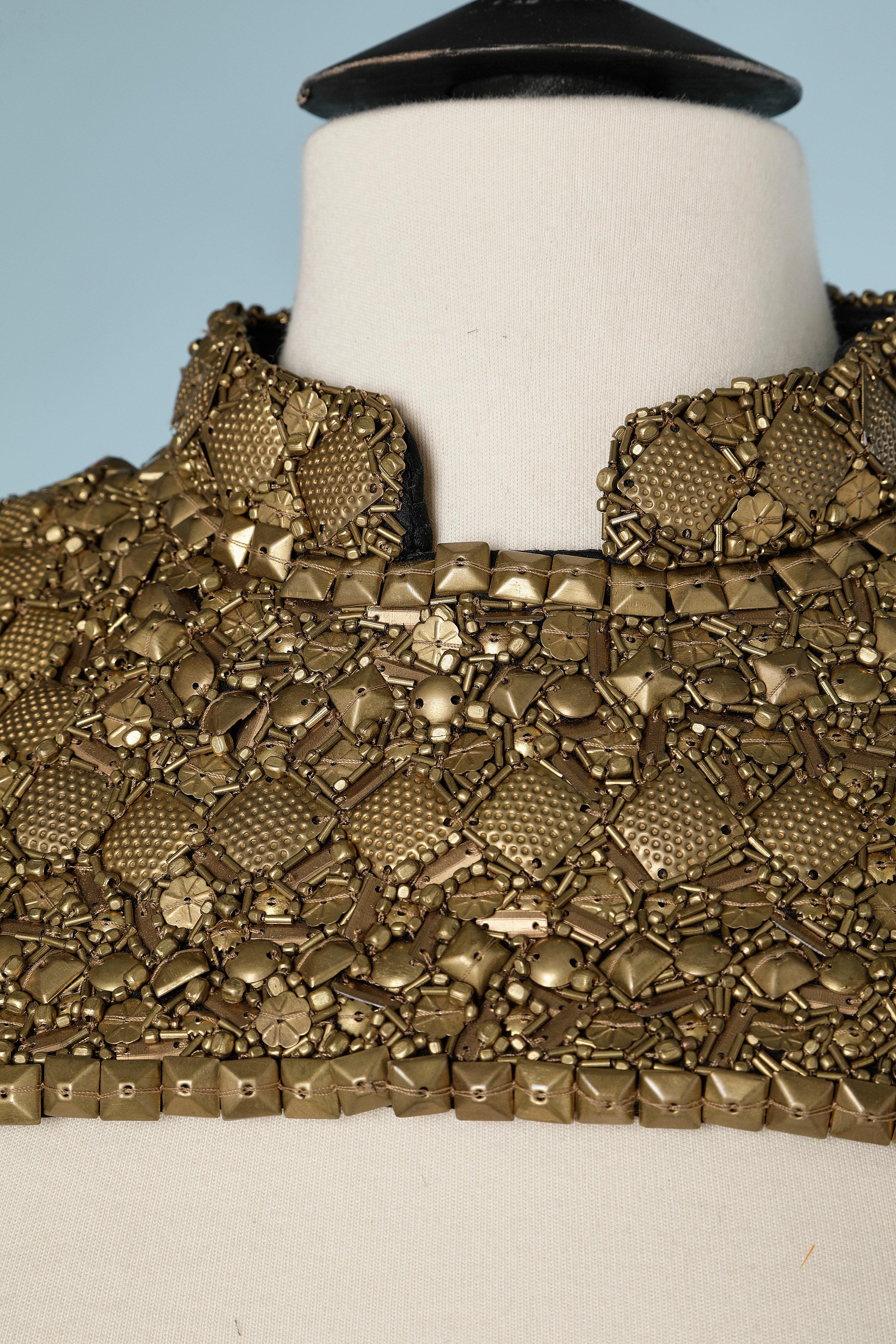Collar in metallic beads and zip in the middle back. Slightly quilted 
SIZE M 