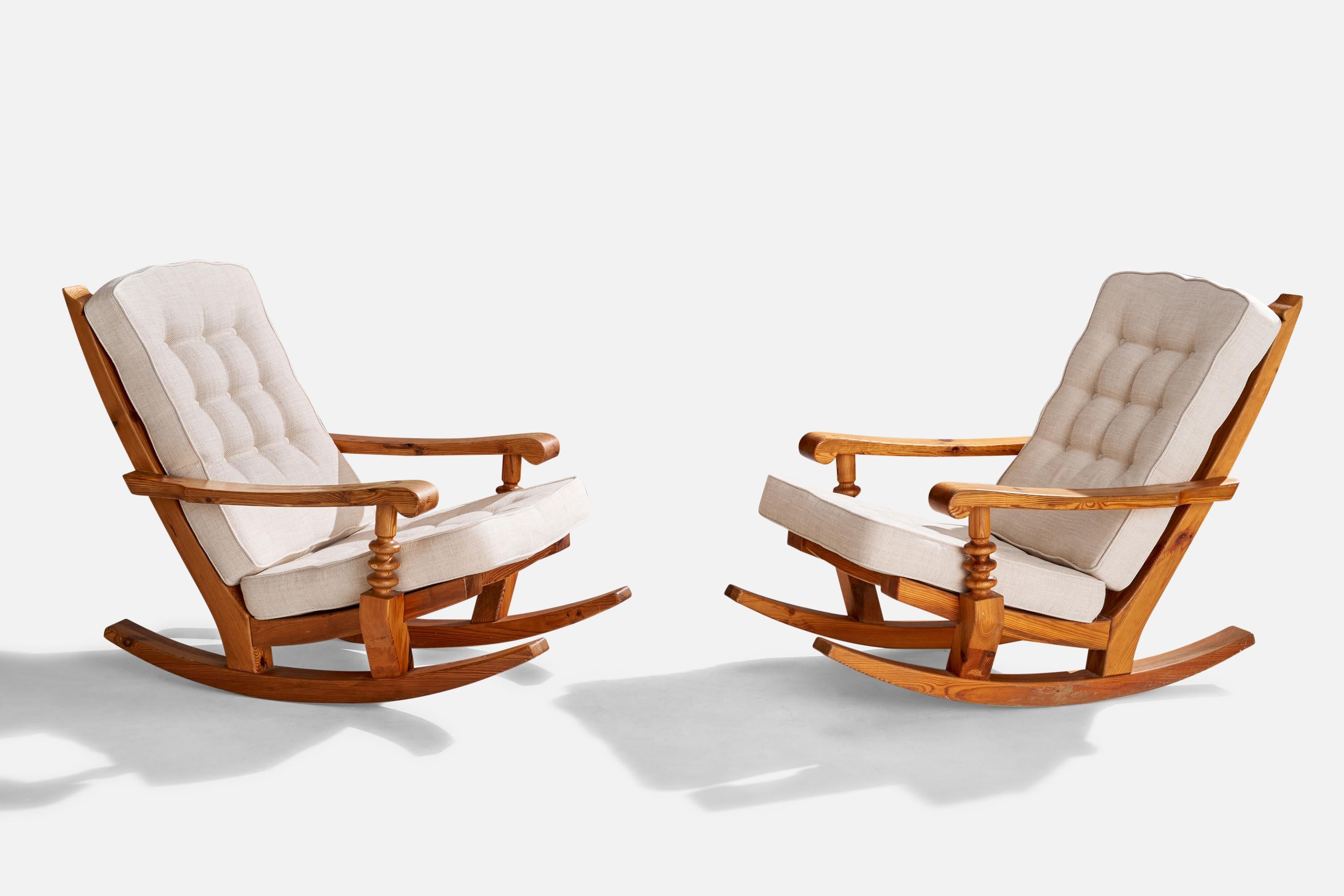 Paire de chaises longues à bascule en pin et tissu blanc produites par Collden, Suède, C.C., années 1970.

Dimensions totales : 37.125 