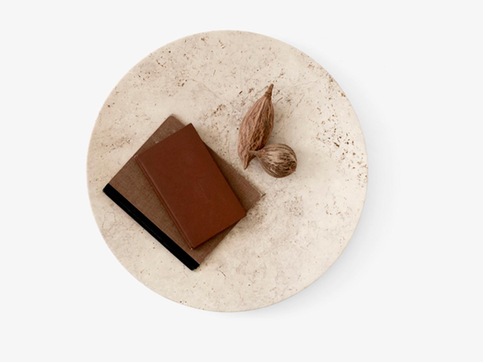 Dieser von Space Copenhagen entworfene, handpolierte Teller ist Teil der Collect-Serie, einer kuratierten Reihe wunderschön gefertigter Einrichtungsgegenstände und Wohnobjekte. 
Dieser Teller aus beigem Travertingestein wurde sorgfältig von Hand